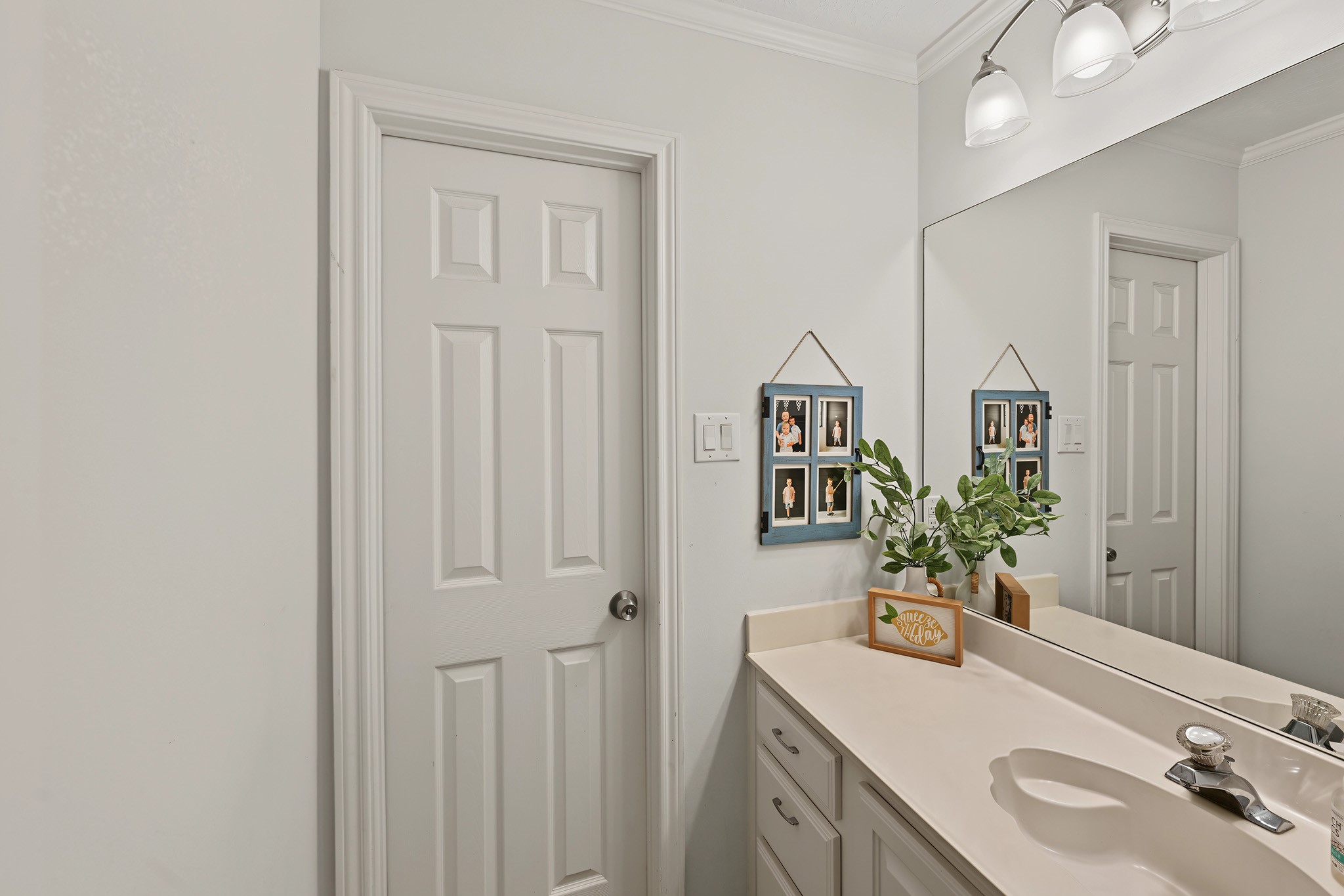Hallway bath shared by the two secondary bedrooms