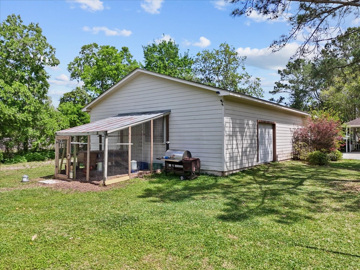 Large garage and chicken coop for fresh eggs!