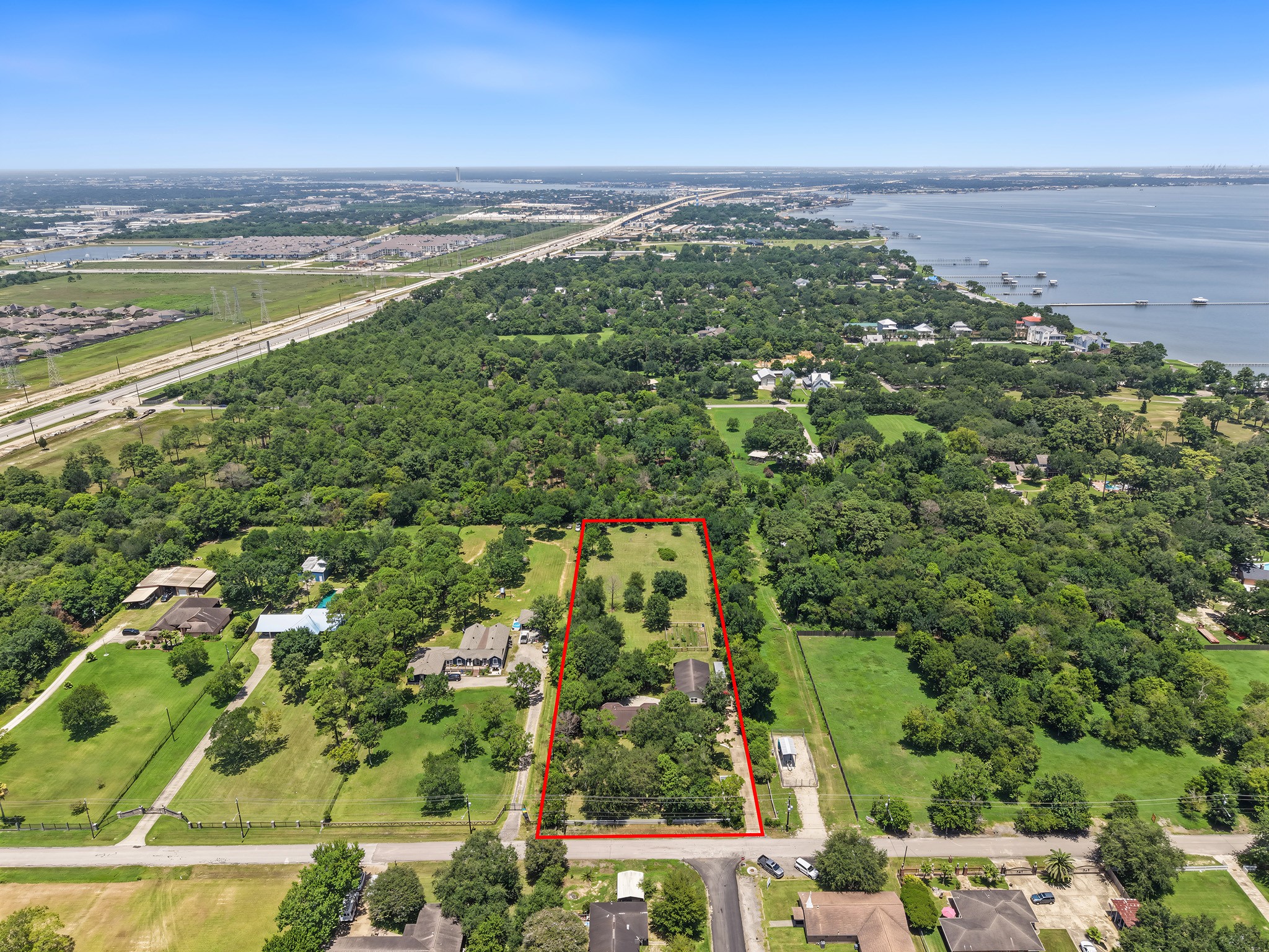 Ideally located in Bayview Acres and close to water!