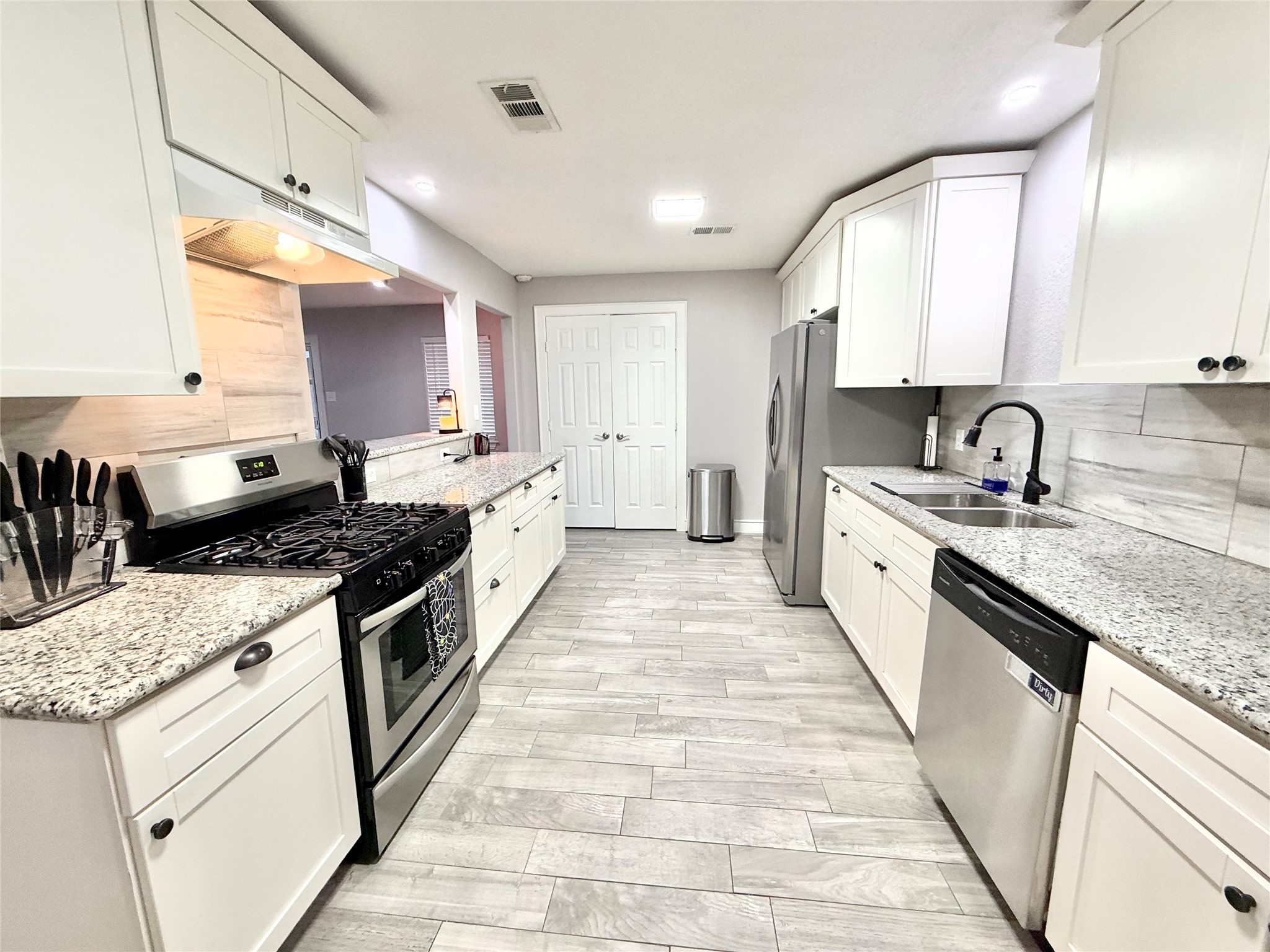 2133 Greenlee Lane, Dickinson, TX 77539