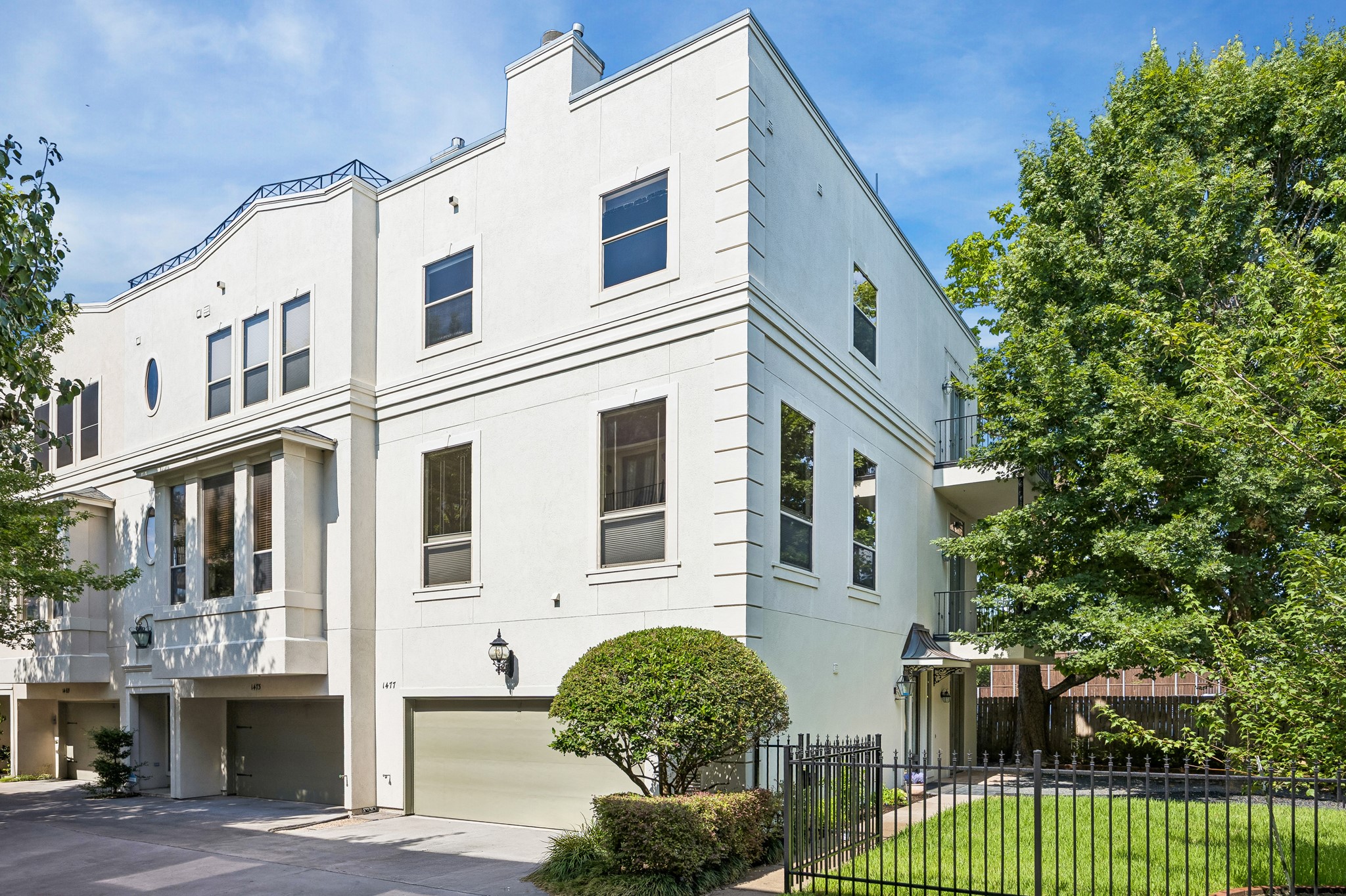 Exceptional end-unit residence in a gated Hyde Park community, offering a rare combination of privacy, natural light and generous indoor-outdoor living. Thoughtfully designed interiors, a private fenced yard, multiple balconies and an expansive rooftop terrace with panoramic Downtown views create a distinctive urban retreat in one of Houstons most desirable locations.