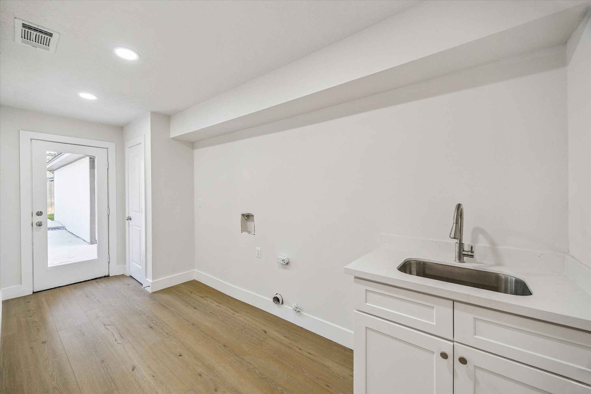 mudroom & laundrette space with sink.