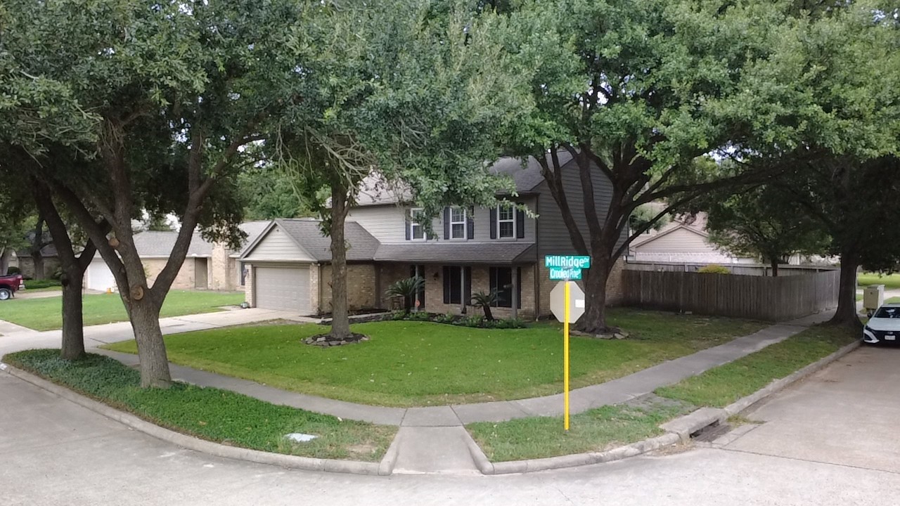 Spacious driveway with 2 car garage