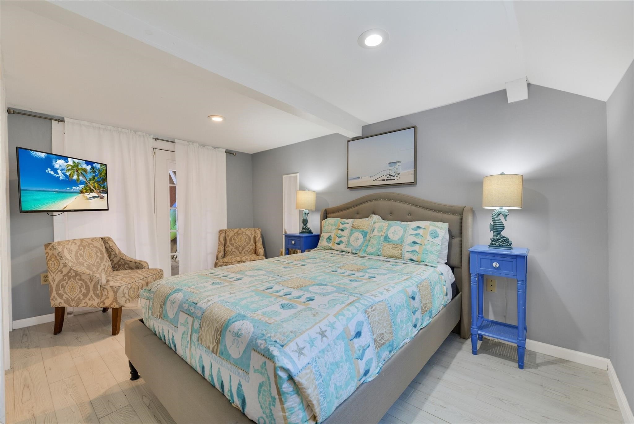 Second downstairs Jack-and-Jill bedroom suite featuring a queen bed, Smart TV, and easy access to the shared full bath.
