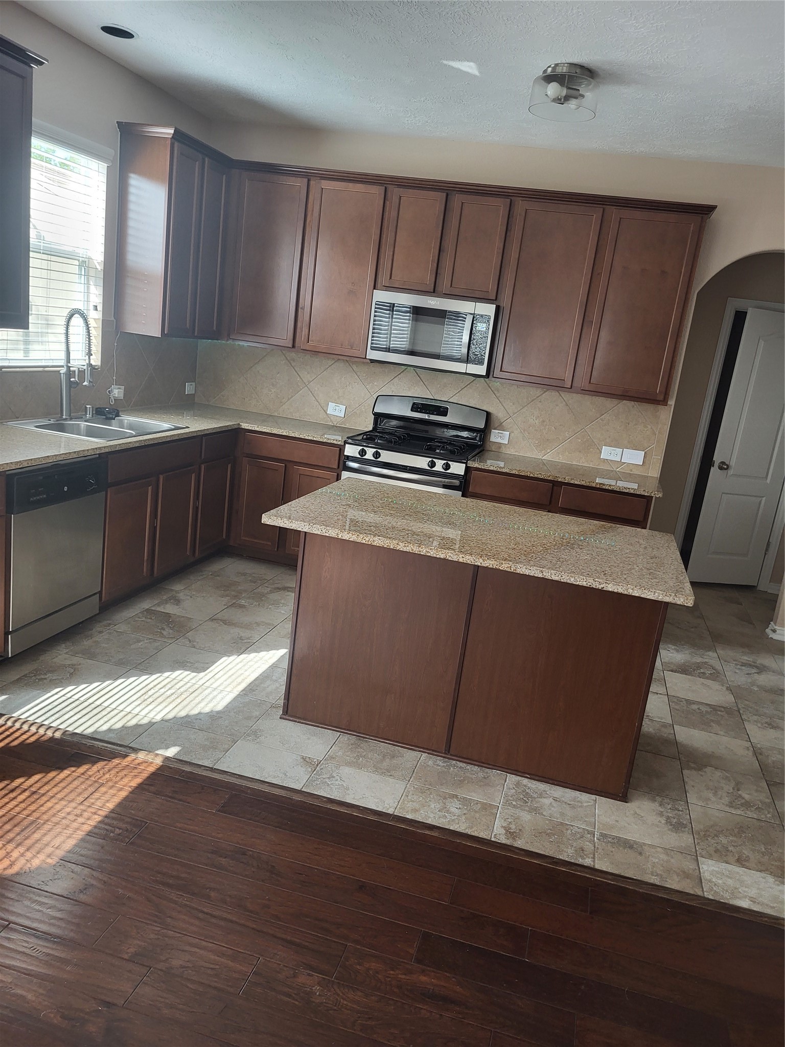 7034 Sun Creek Drive Drive, Hitchcock, TX 77563