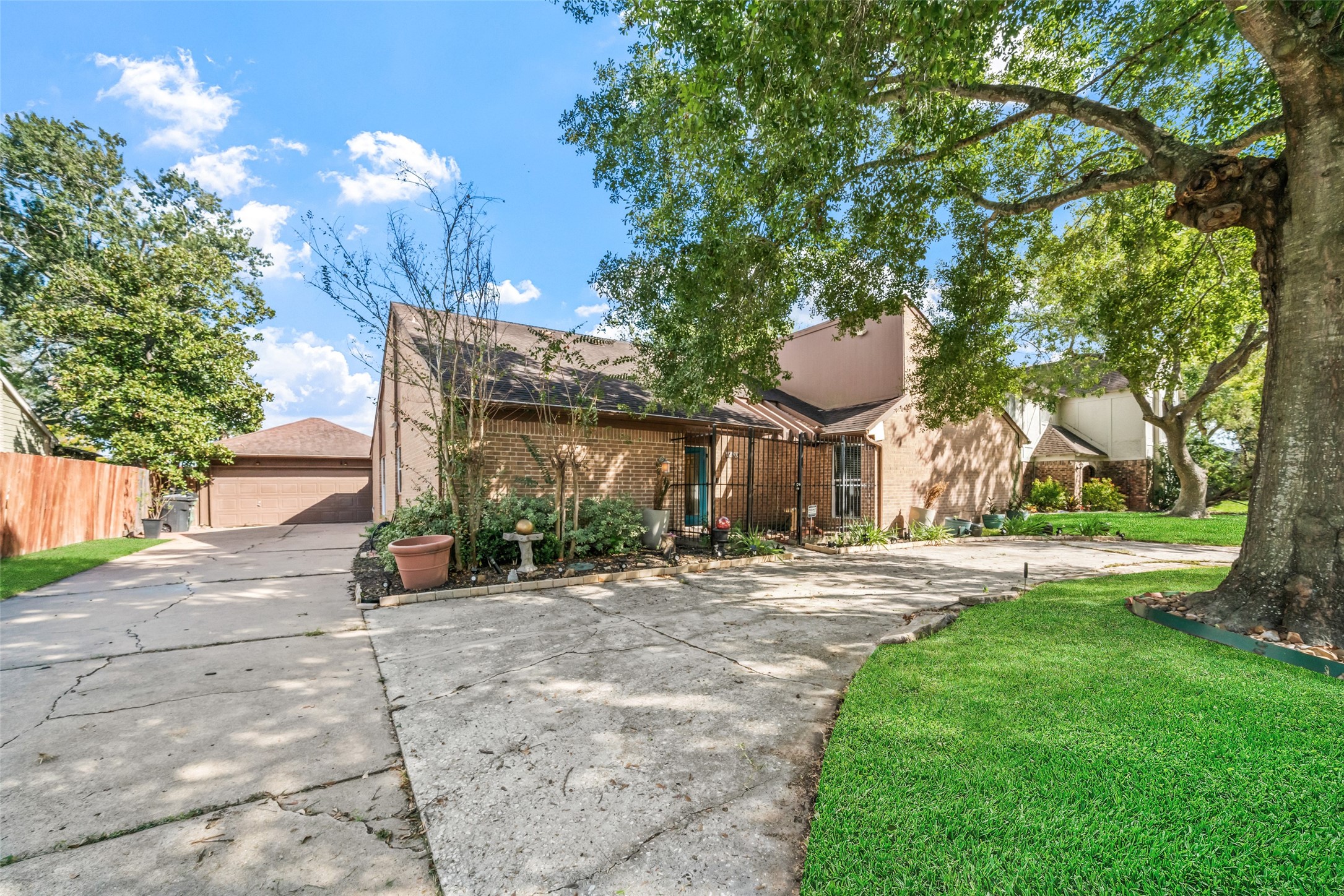 10831 Valley Hills Drive, Houston, TX 77071