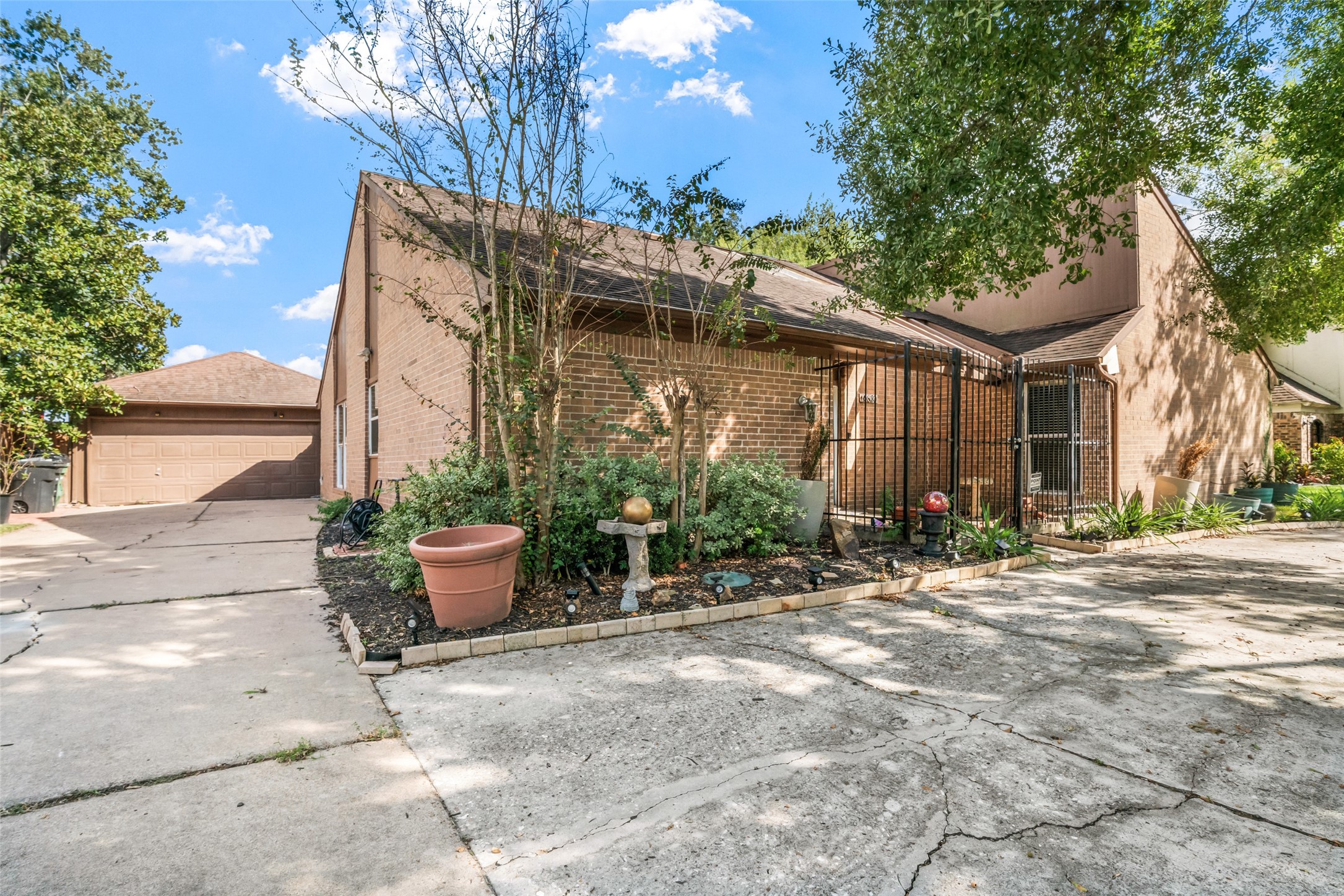 10831 Valley Hills Drive, Houston, TX 77071