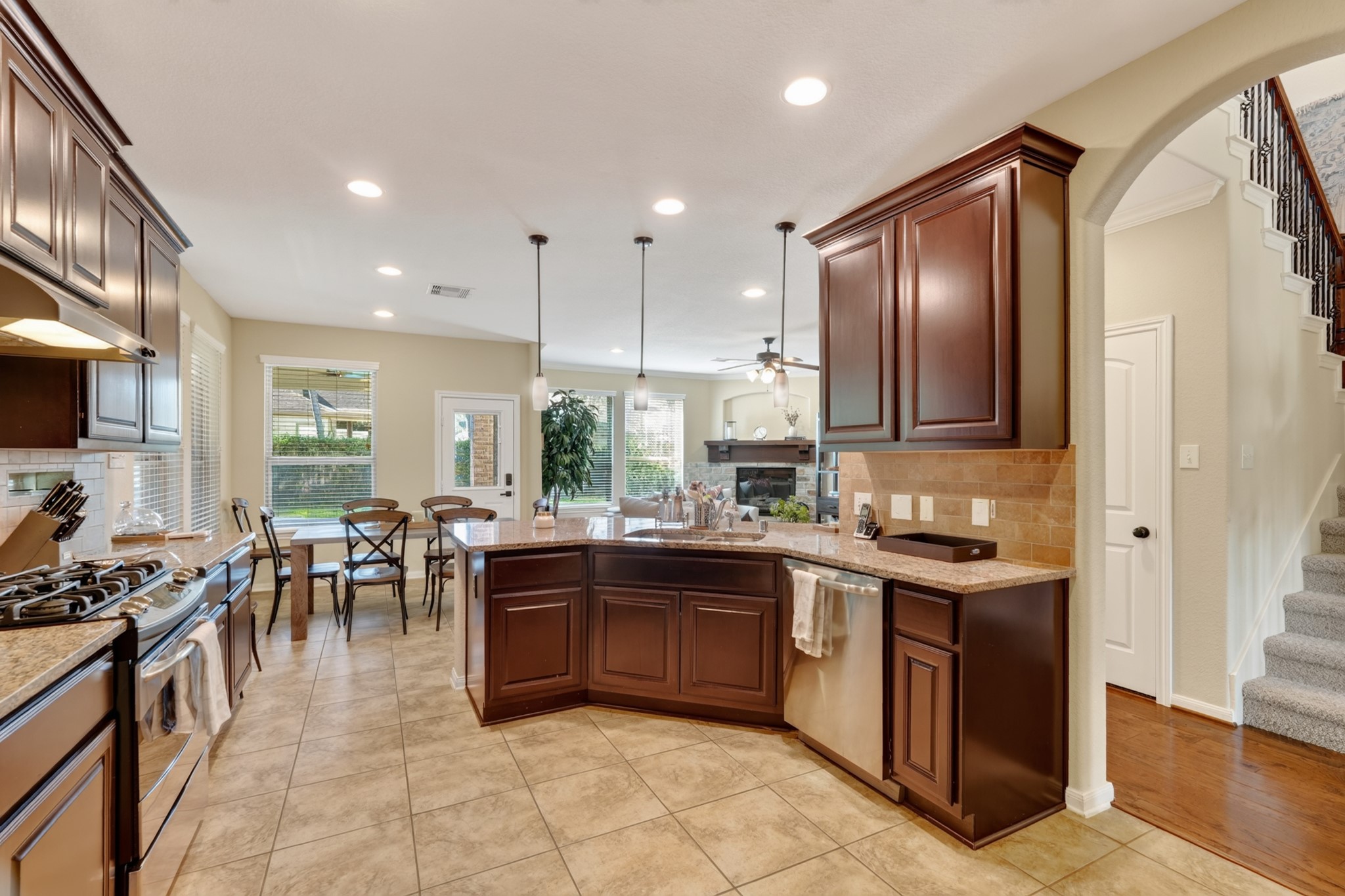 27 E Wolf Cabin Circle, Spring, TX 77389