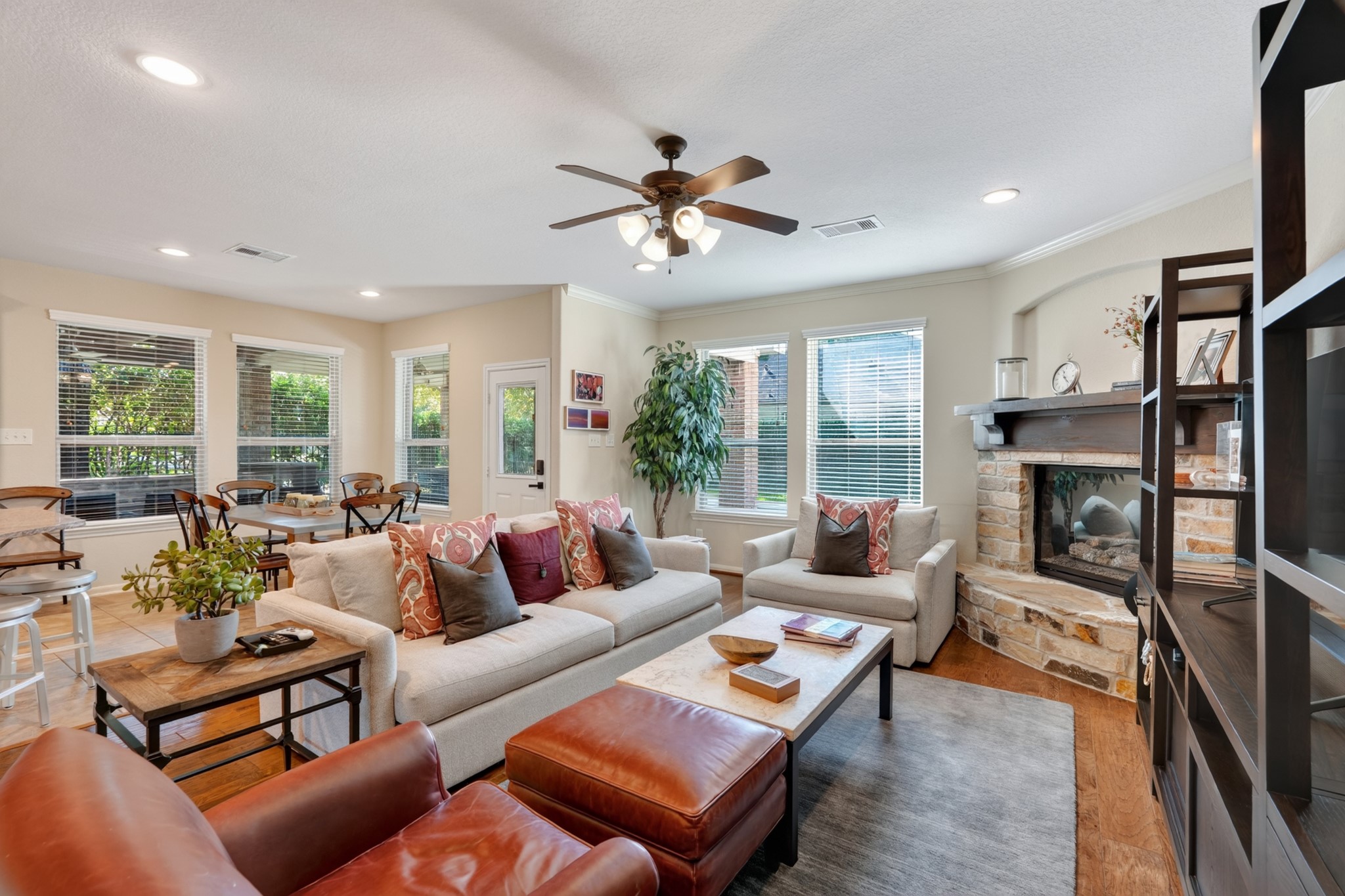 27 E Wolf Cabin Circle, Spring, TX 77389