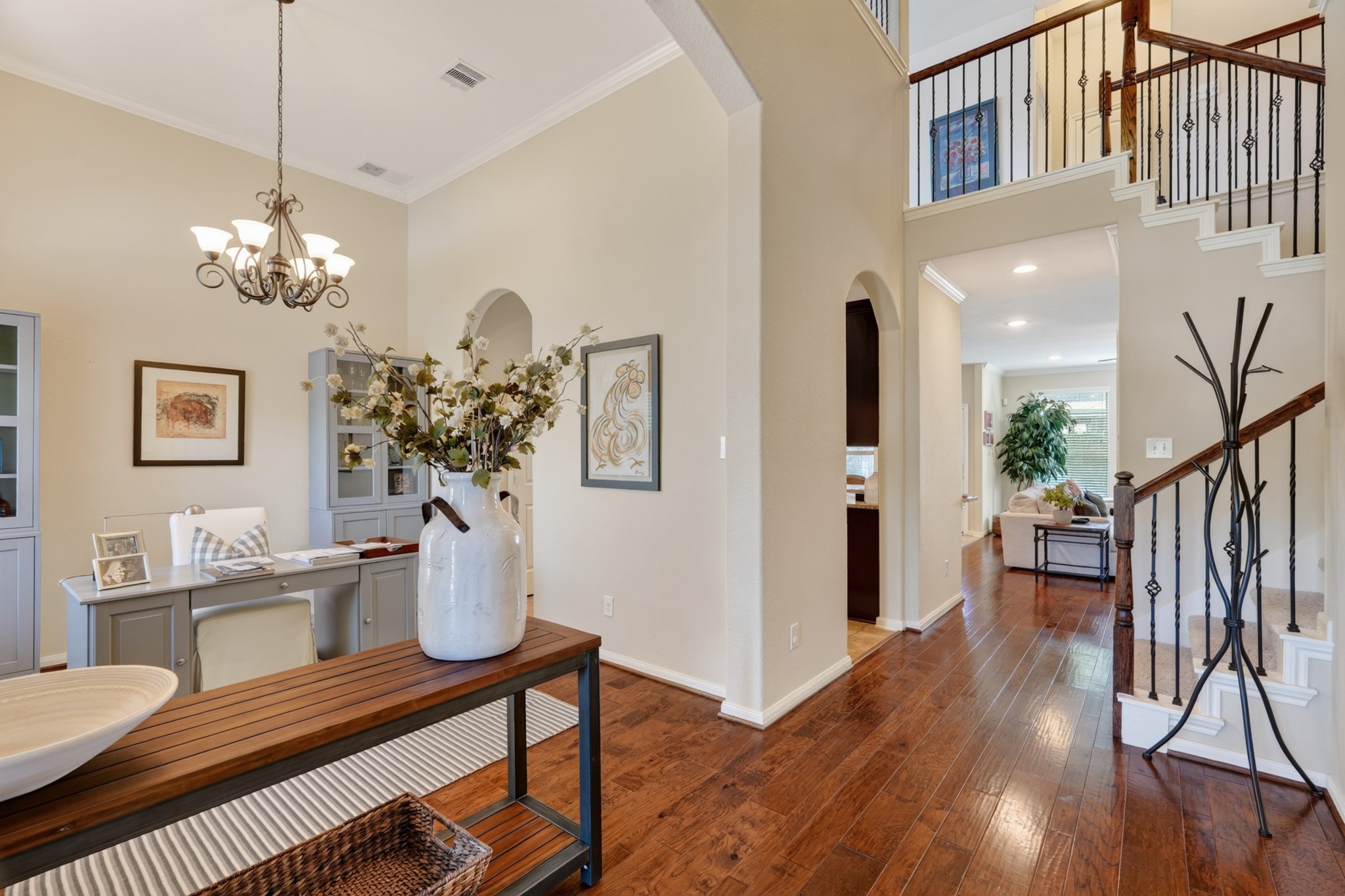 27 E Wolf Cabin Circle, Spring, TX 77389