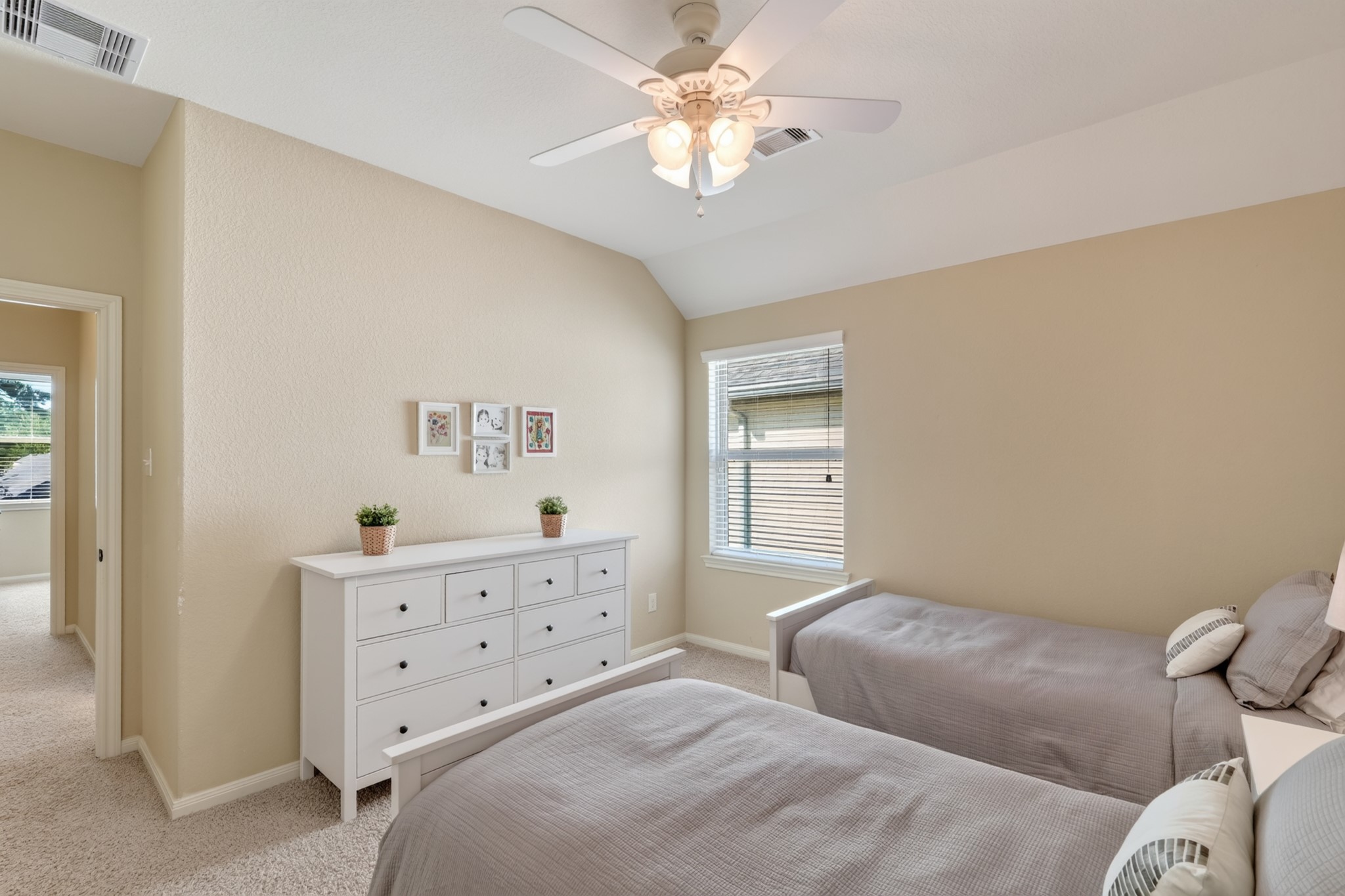 27 E Wolf Cabin Circle, Spring, TX 77389