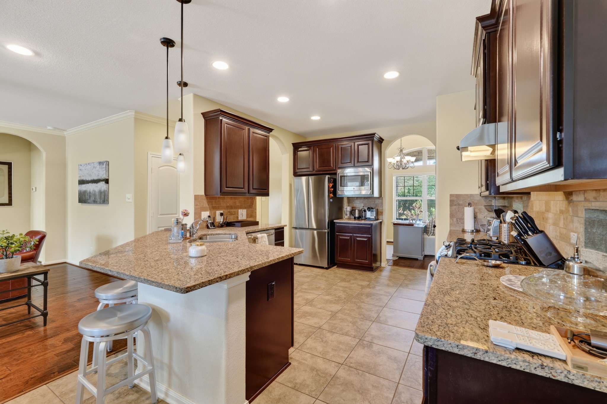 27 E Wolf Cabin Circle, Spring, TX 77389