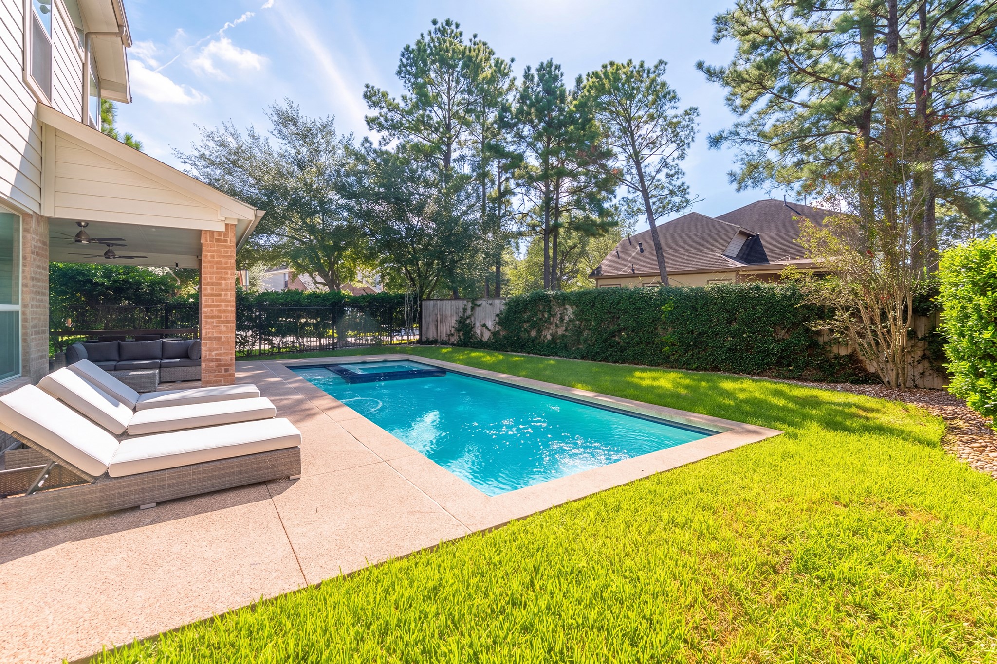 27 E Wolf Cabin Circle, Spring, TX 77389