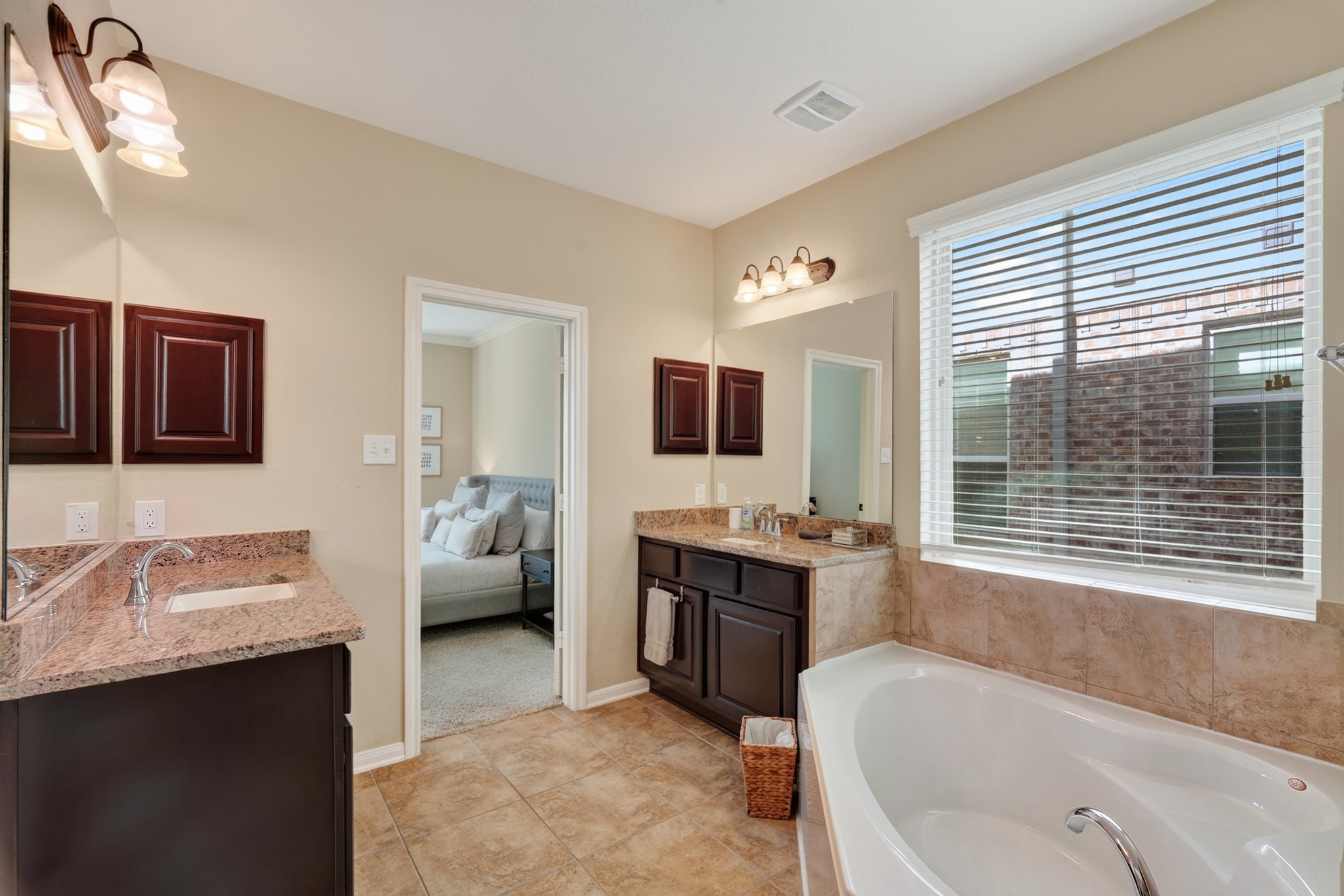 27 E Wolf Cabin Circle, Spring, TX 77389