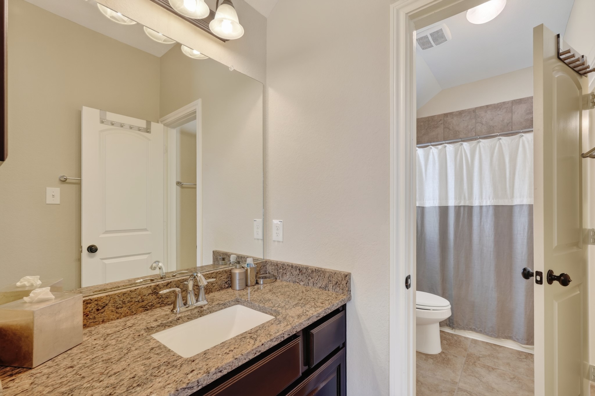 27 E Wolf Cabin Circle, Spring, TX 77389