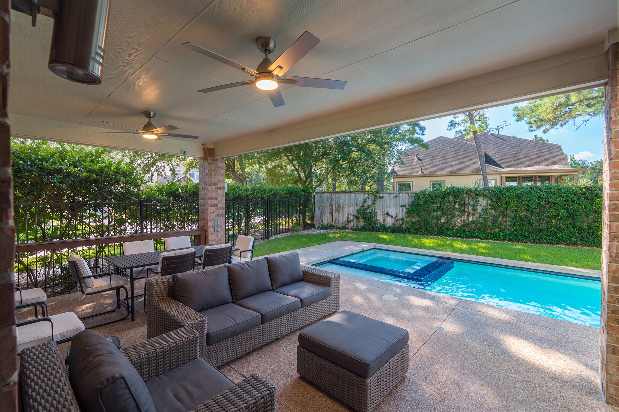 27 E Wolf Cabin Circle, Spring, TX 77389