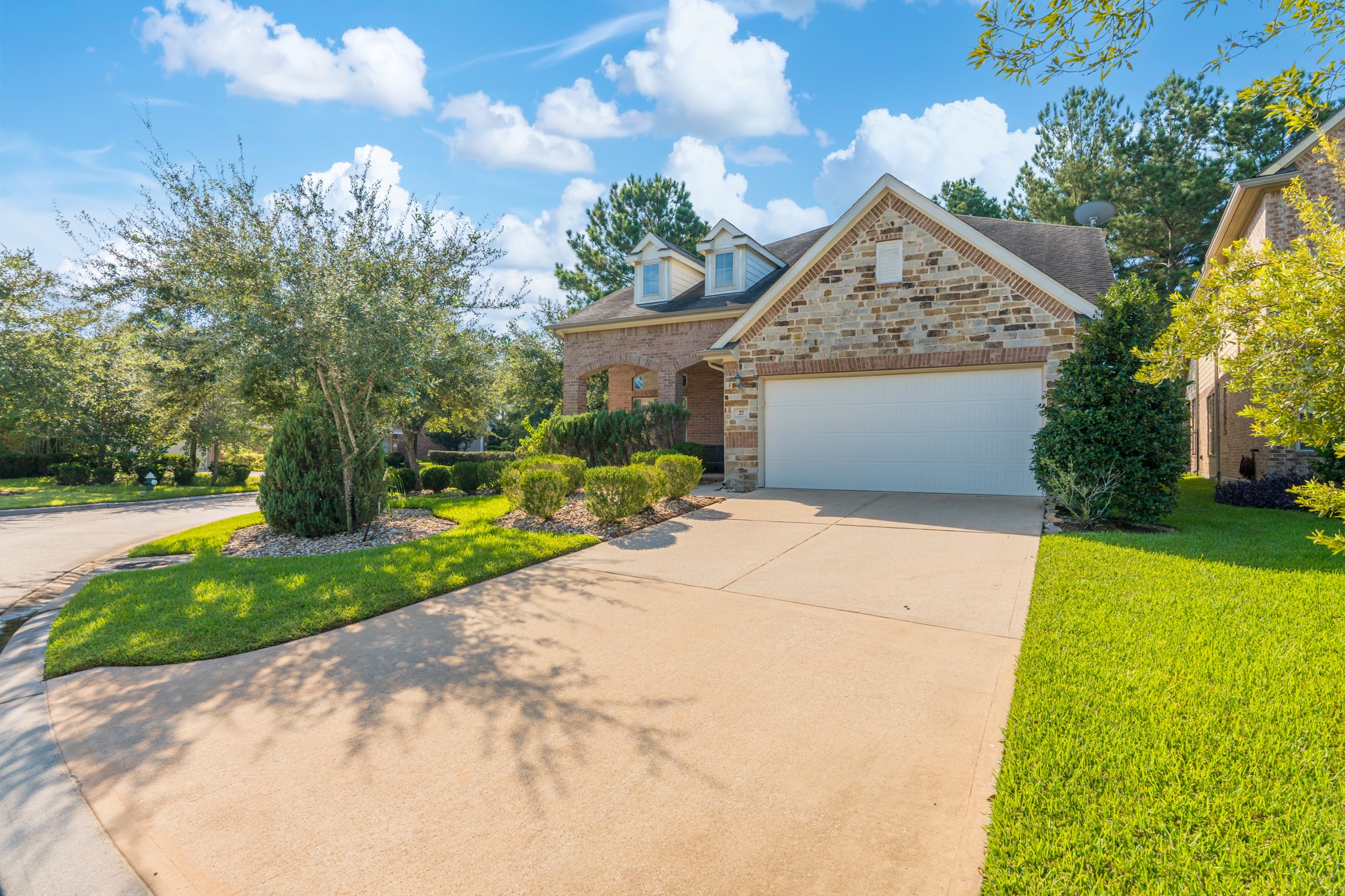 27 E Wolf Cabin Circle, Spring, TX 77389