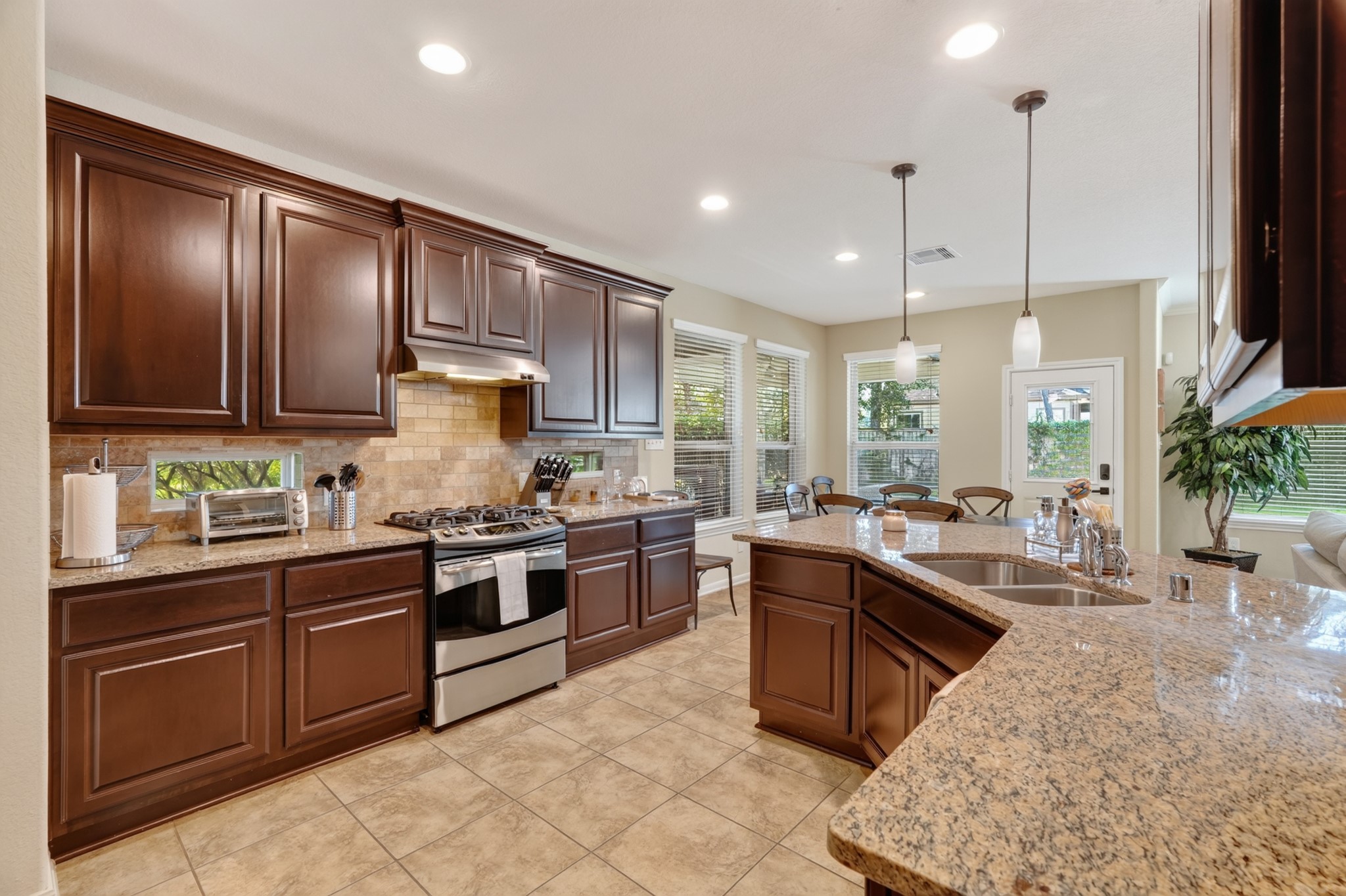 27 E Wolf Cabin Circle, Spring, TX 77389