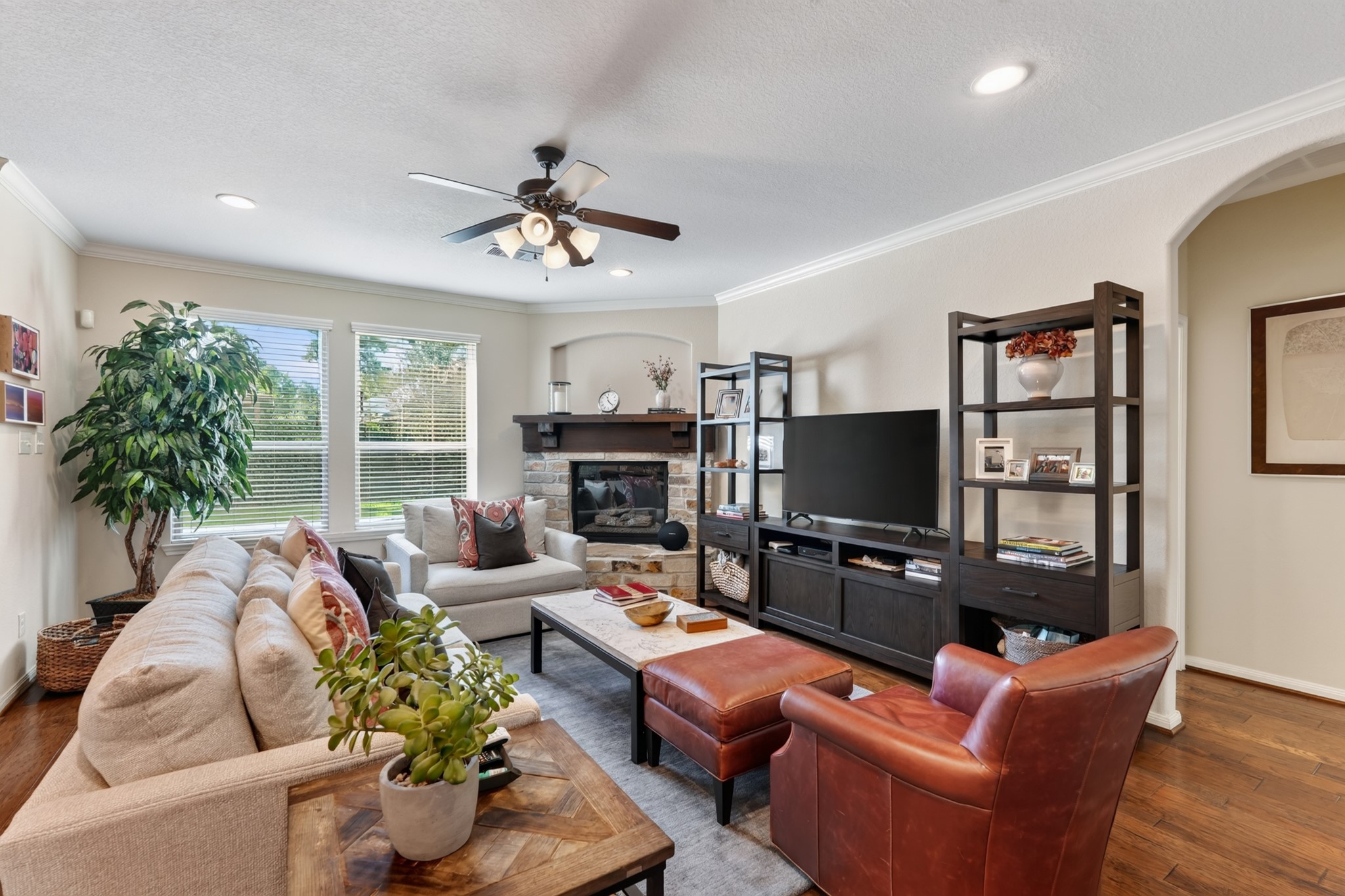 27 E Wolf Cabin Circle, Spring, TX 77389