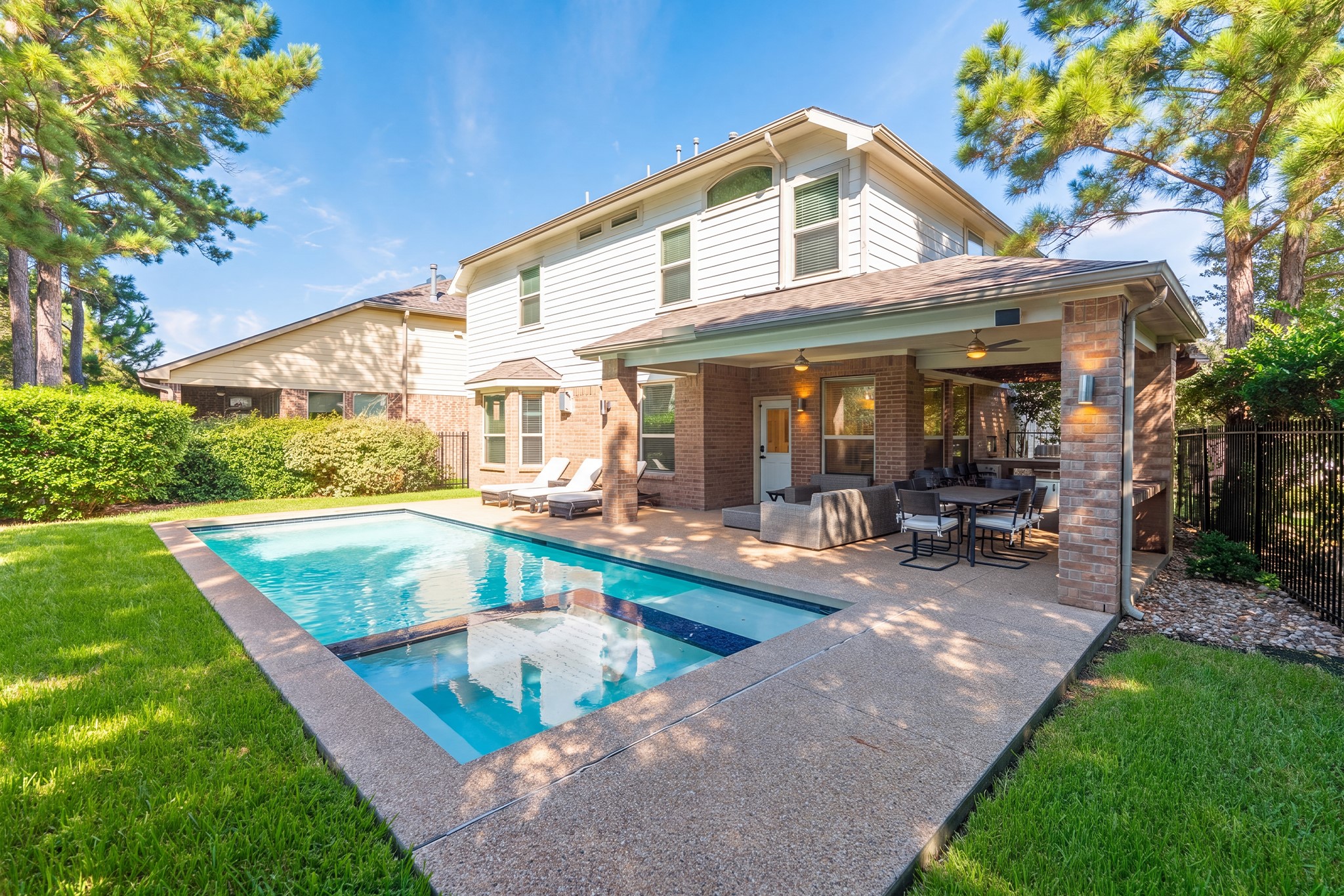 27 E Wolf Cabin Circle, Spring, TX 77389
