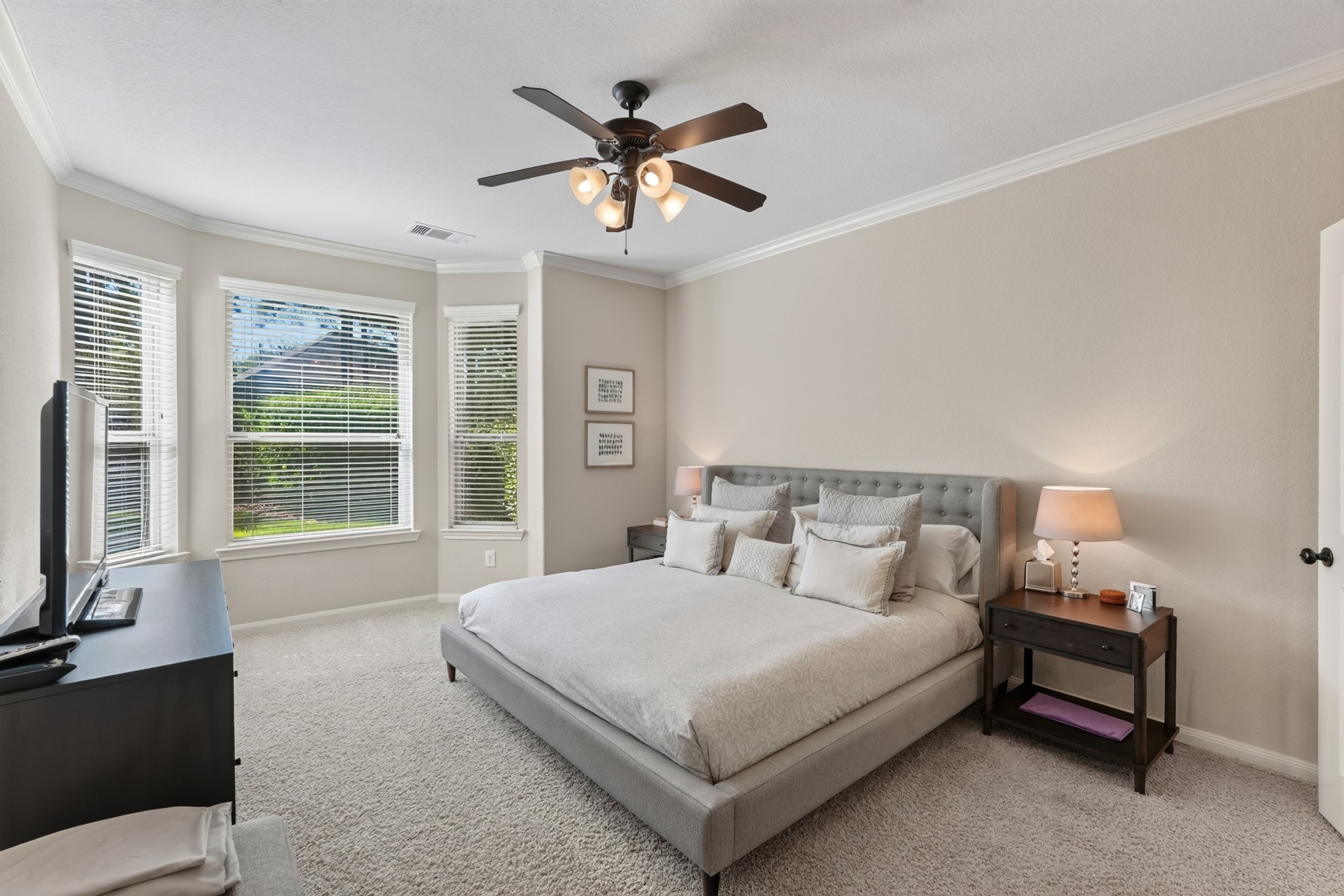 27 E Wolf Cabin Circle, Spring, TX 77389