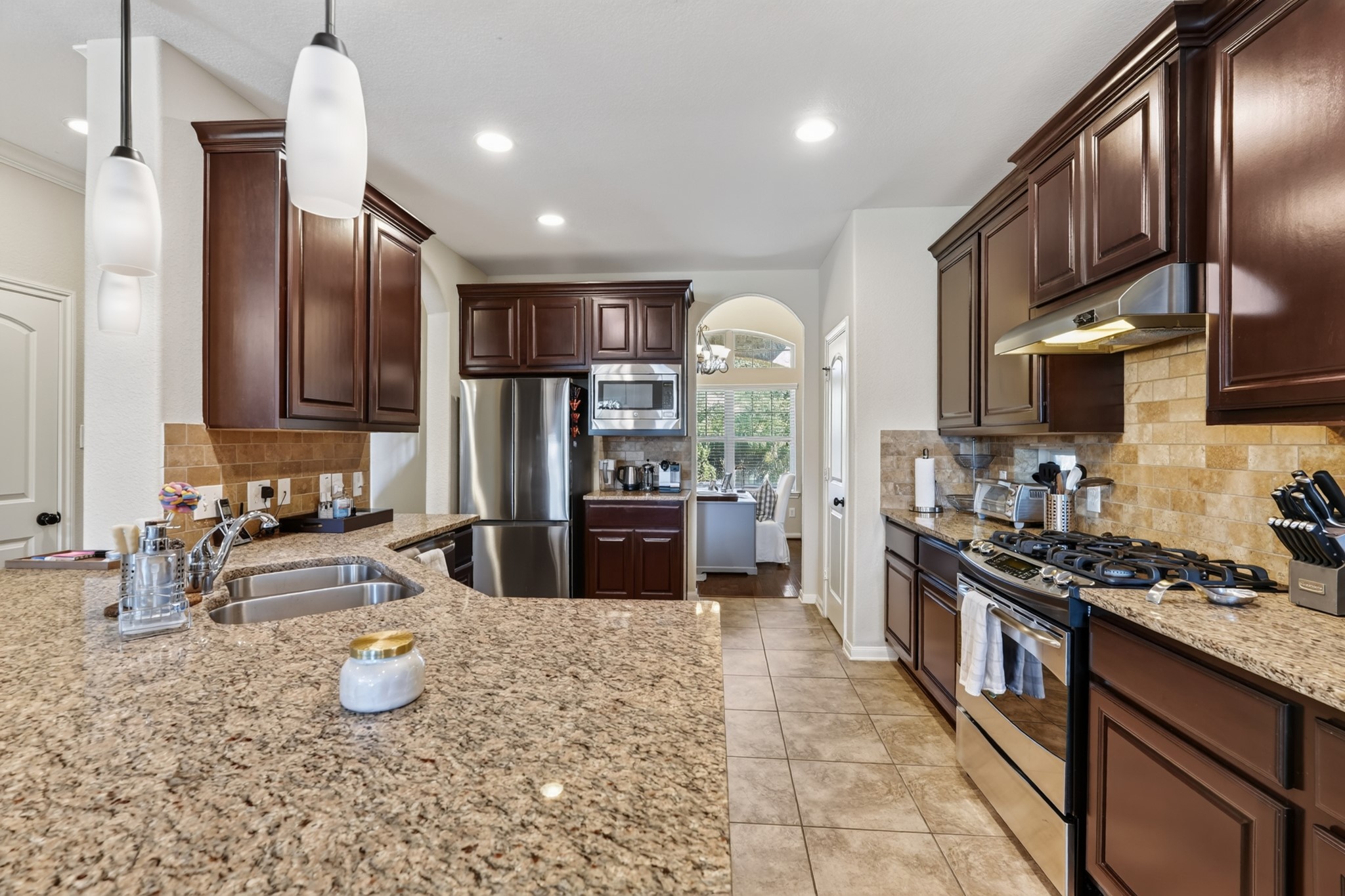 27 E Wolf Cabin Circle, Spring, TX 77389