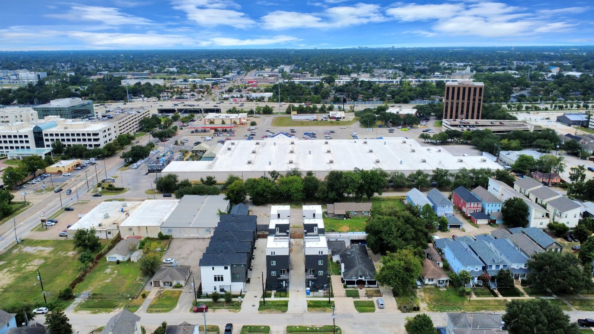 Aerial view of 1601 W 25th Street and the surrounding neighborhood.