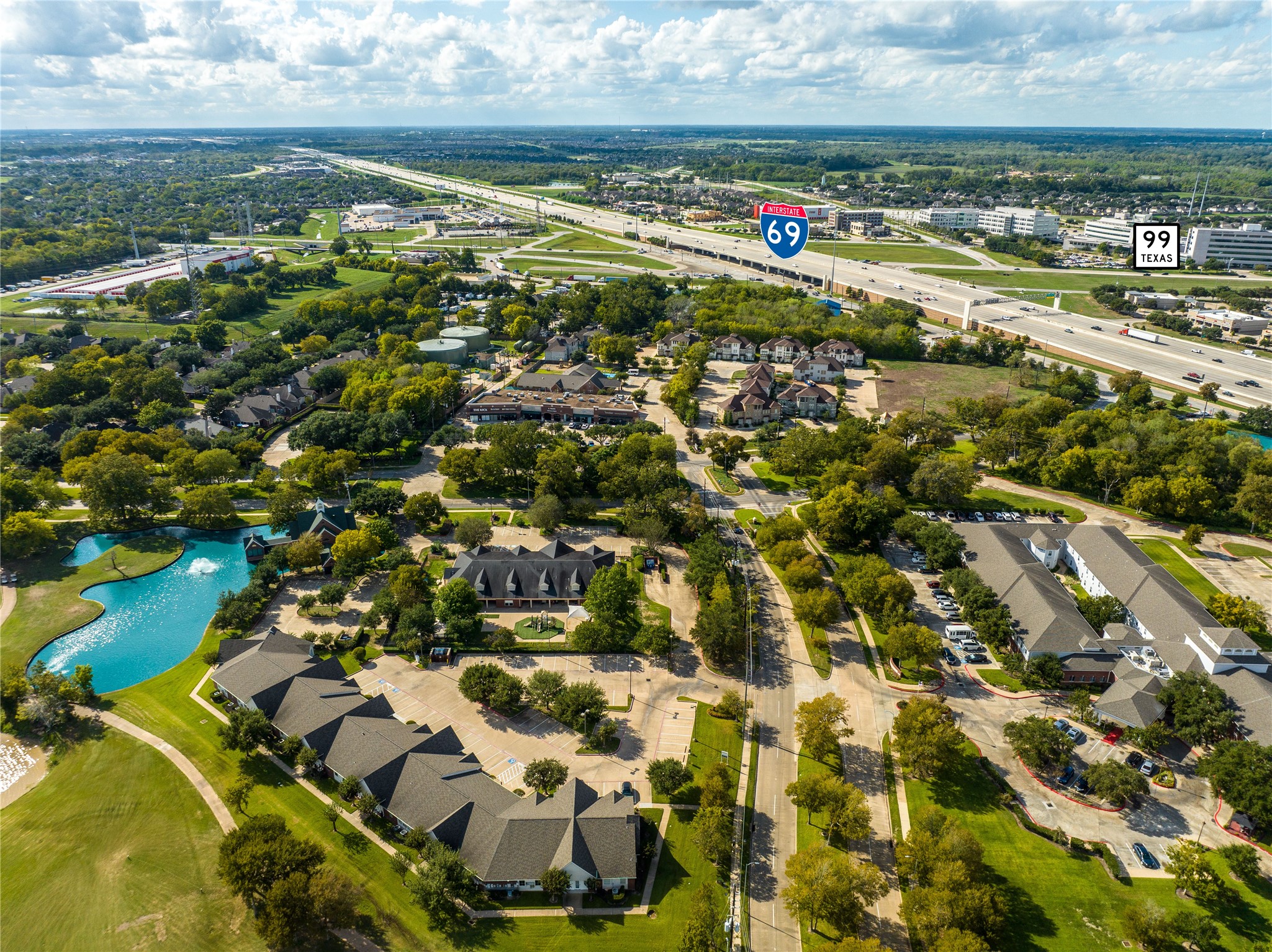 BEAUTIFULLY MAINTAINED COMMUNITY POOL AND
EXPANSIVE CLUBHOUSE.