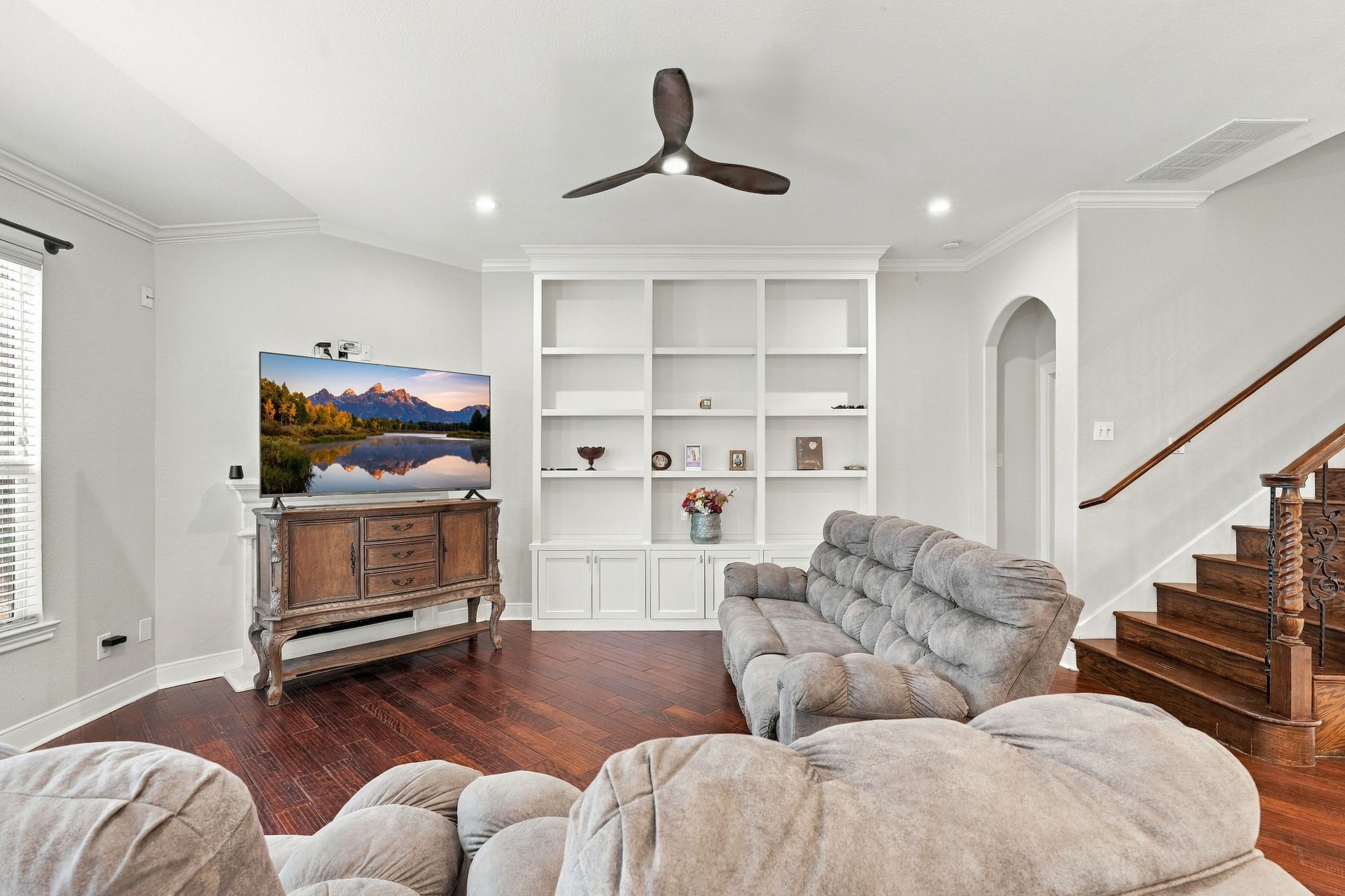 LIVINF AREA, OPEN CONCEPT FROM KITCHEN AND BREAKFAST AREA