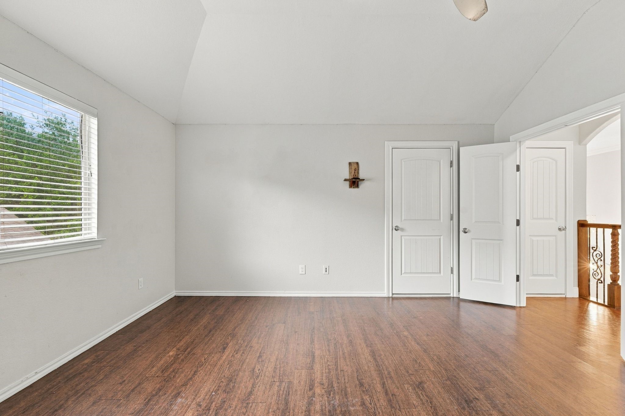LARGE ROOM UPSTAIRS, CAN BE A GAME ROOM, THEATHER ROOM OR AN ADDITIONAL BEDROOM.