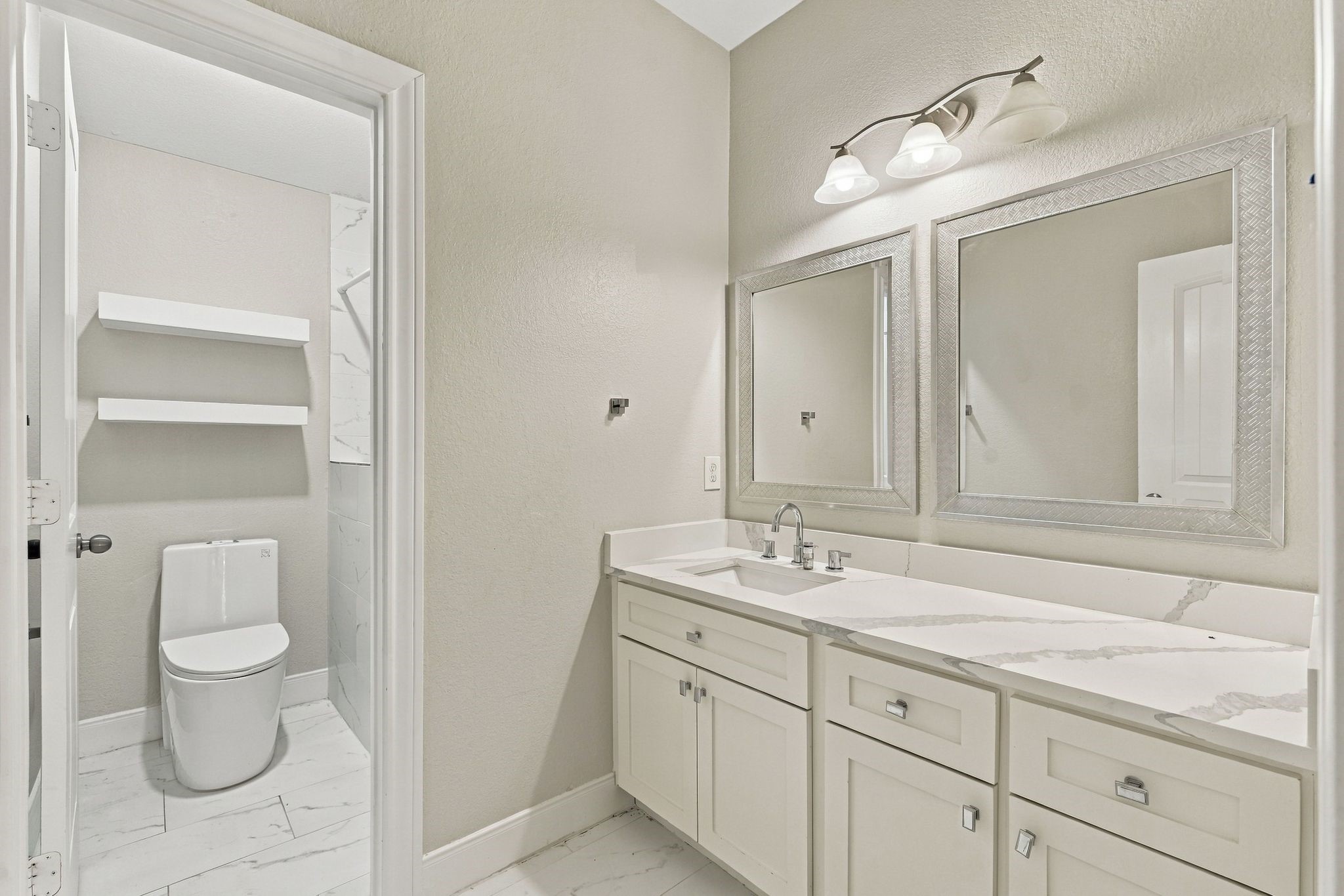 RESTROOM OF THE IN LAW SUITE UPSTAIRS
