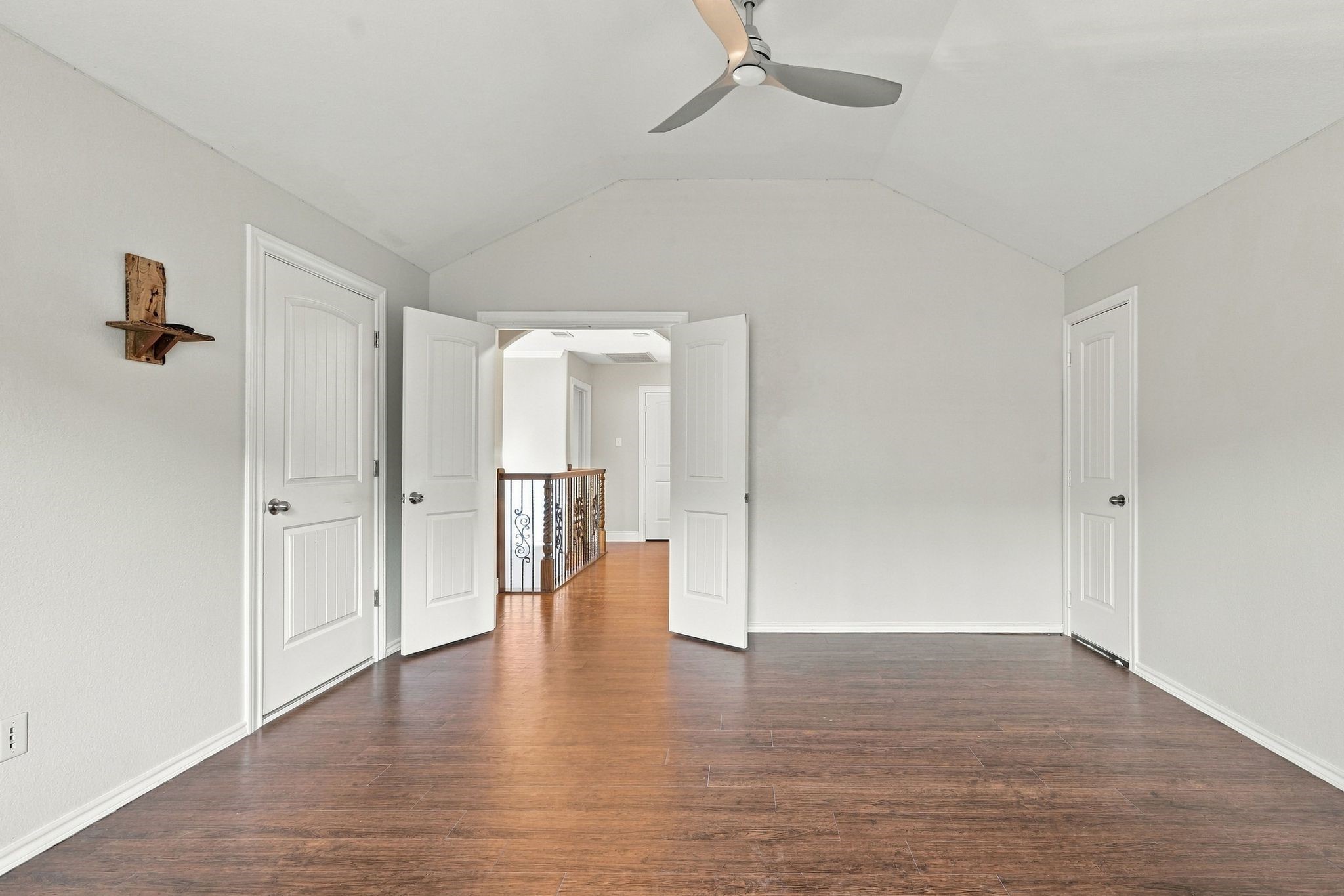 LARGE ROOM UPSTAIRS, CAN BE A GAME ROOM, THEATHER ROOM OR AN ADDITIONAL BEDROOM.