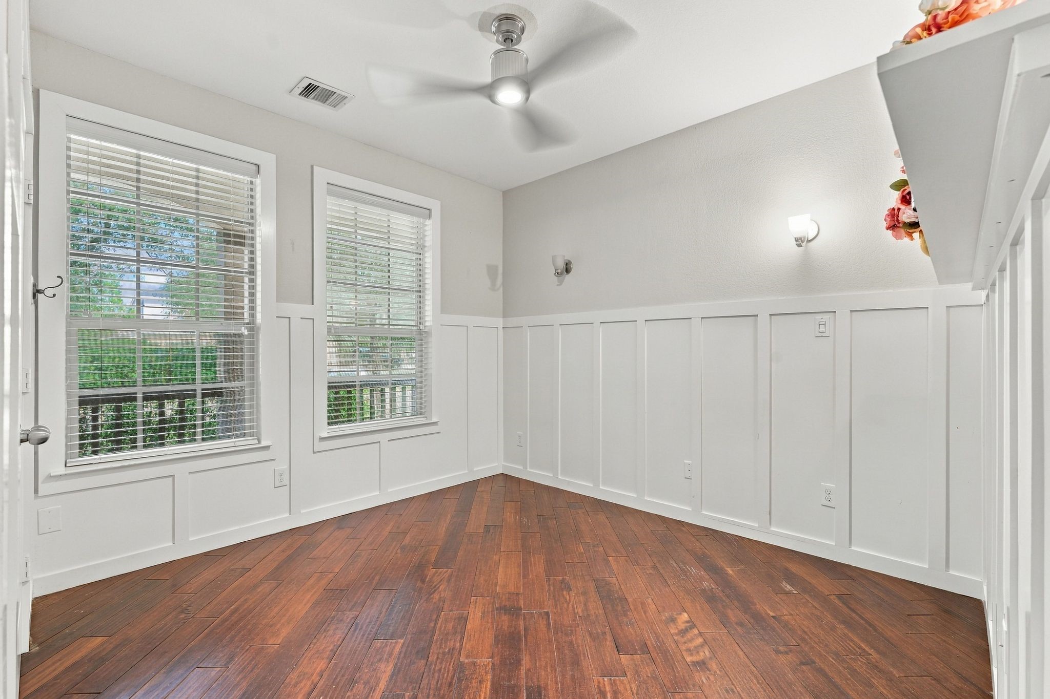 ADDITIONAL BEDROOM DOWNSTIARS. THIS IS TO THE LEFT AS YOU ENTER THE HOME. OPPOSITE SIDE FROM THE PRIMARY BEDROOM