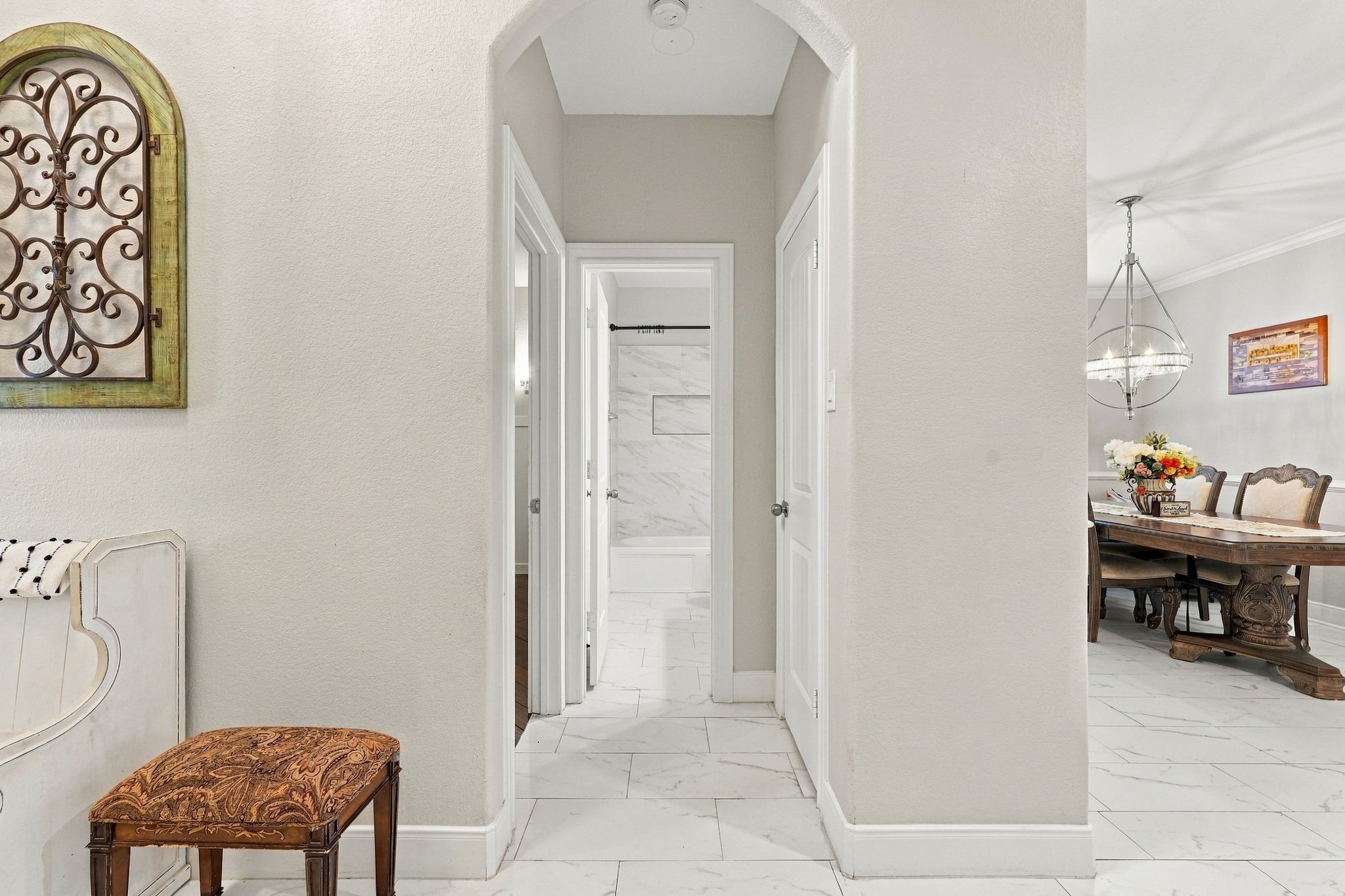 VIEW OF THE RESTROOM DOWNSTAIRS, NEXT TO THE ADDITIONAL ROOM.