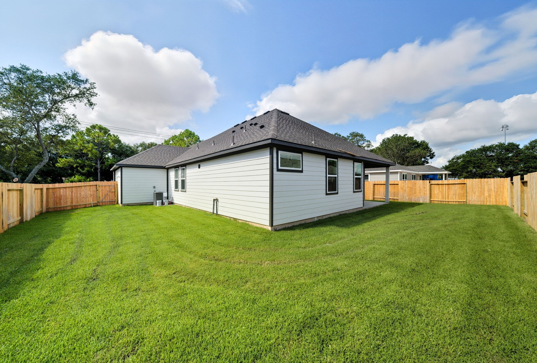 103 Bentwater Lane, Clute, TX 77531