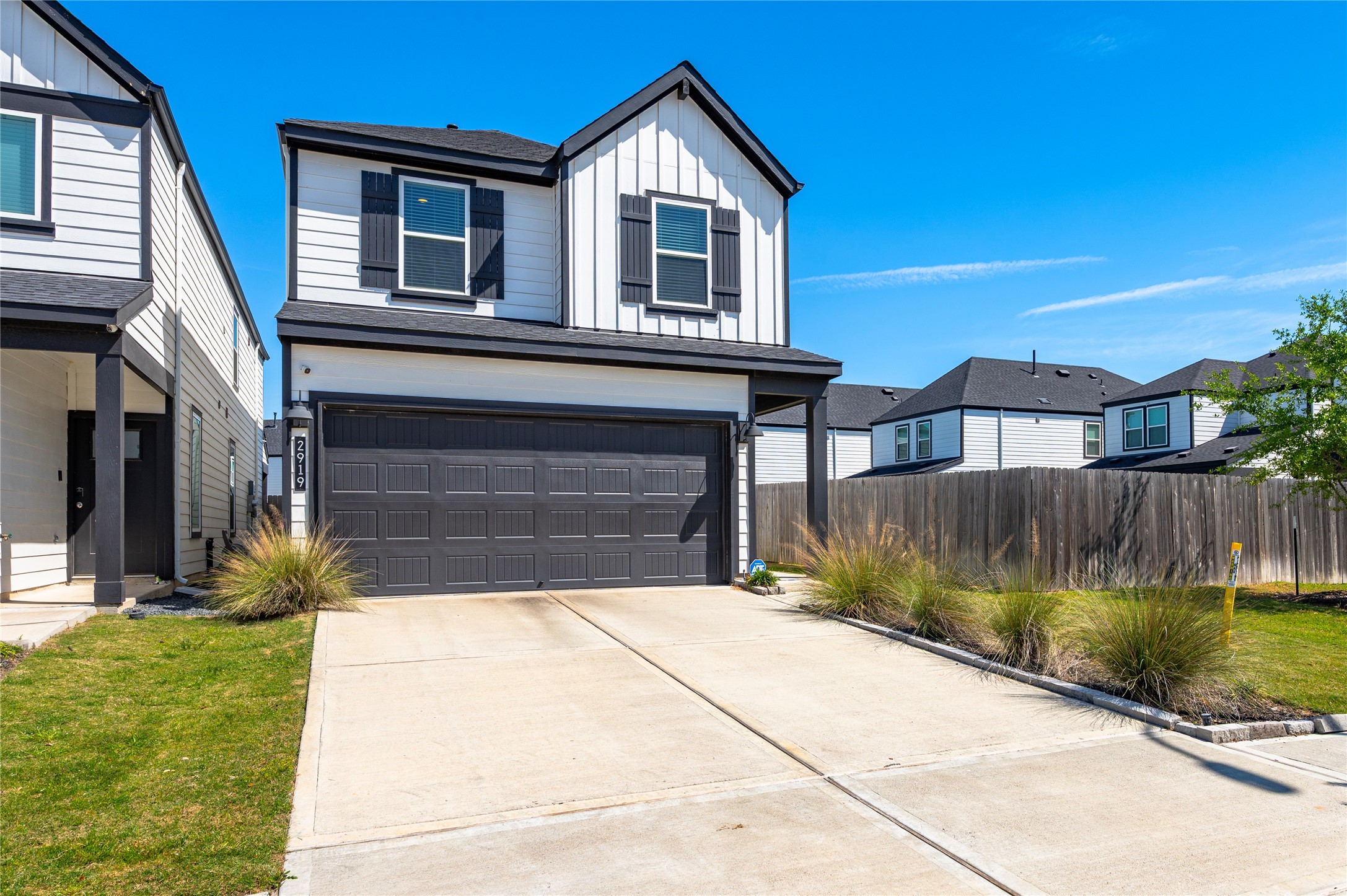 Spacious and beautiful 3 bedroom 2.5 bath home located in the gated community of City Gate in great location to downtown Houston. Home is on premiere corner location.