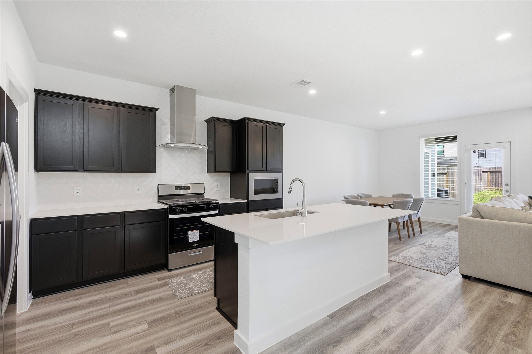 Beautiful and spacious island kitchen. Beautiful and spacious island kitchen.