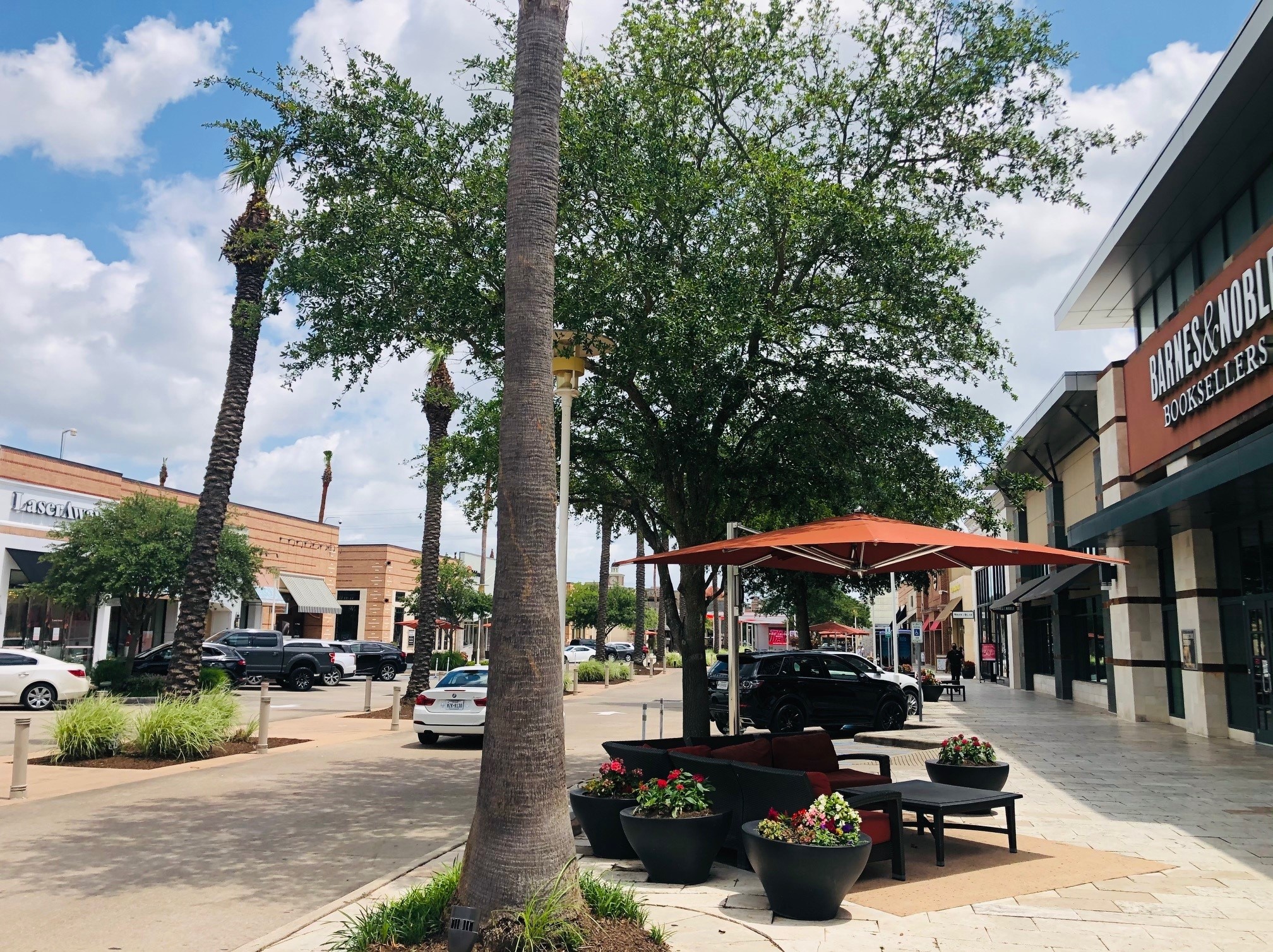 First colony mall and various restaurants & retails with minutes' drive