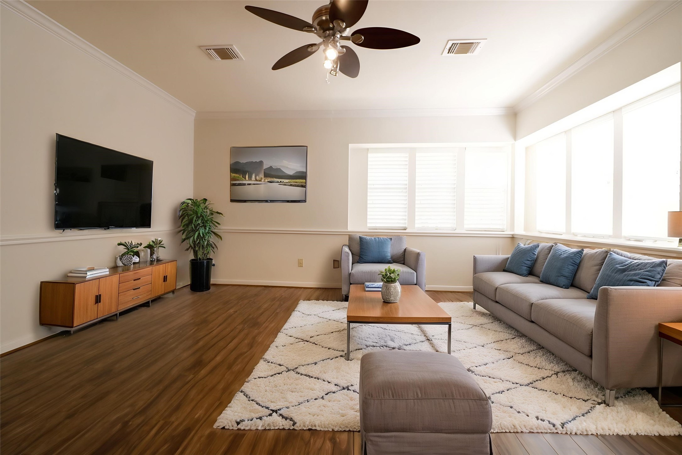 Game room with virtual staging
