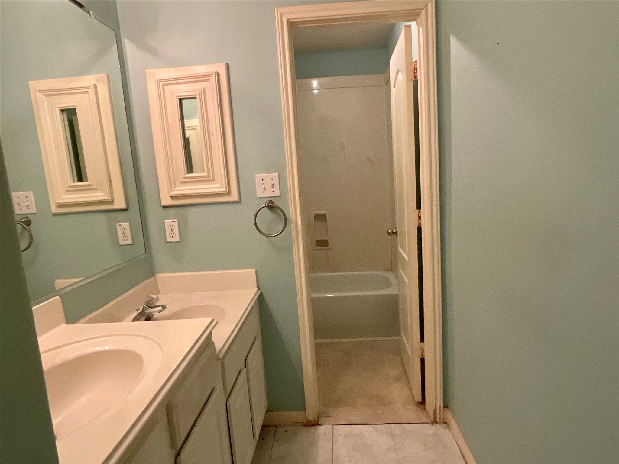 Full Bath nestled in the front bedrooms hallway