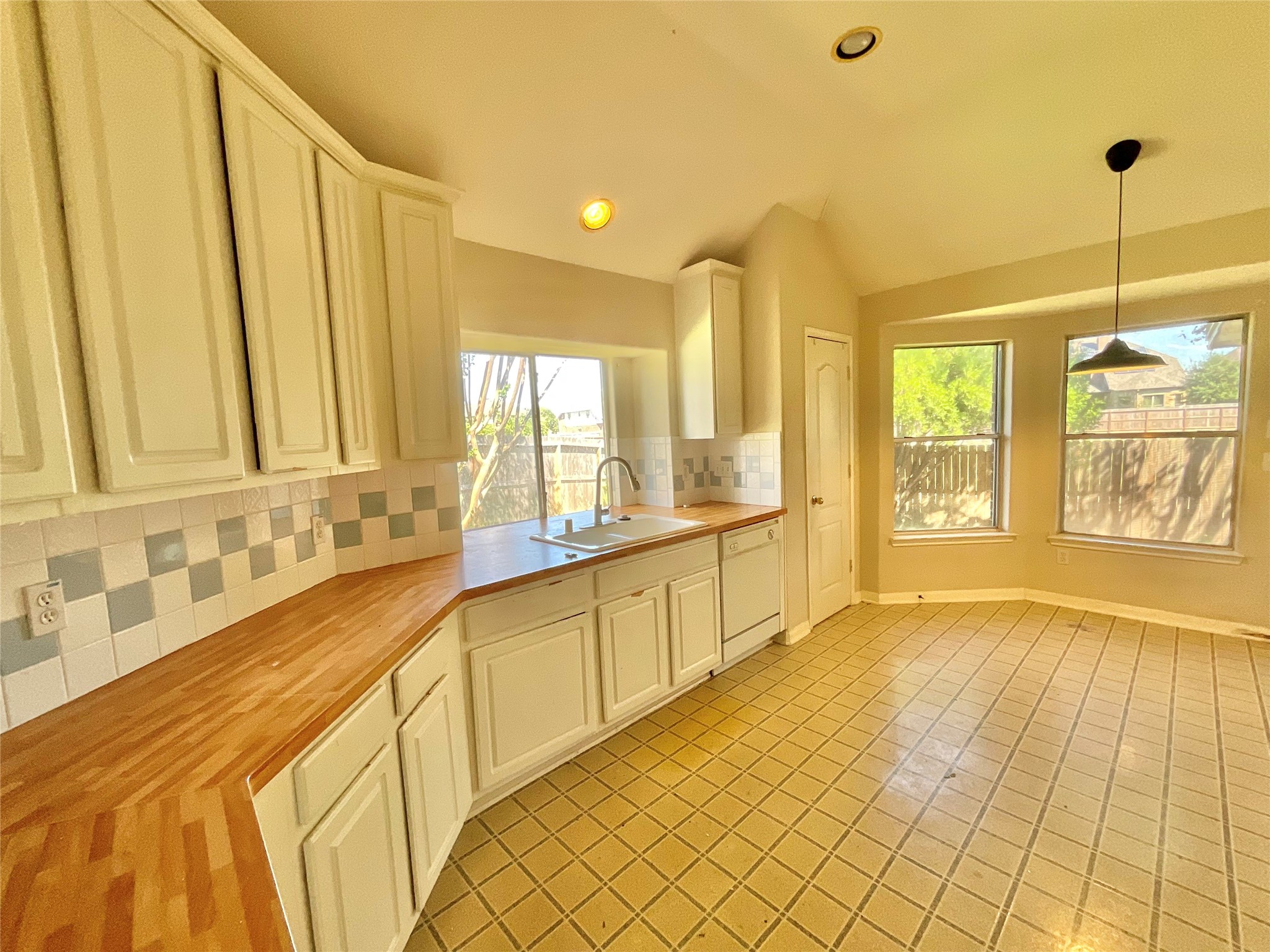 Spacious kitchen counter space and breakfast area Spacious kitchen counter space and breakfast area