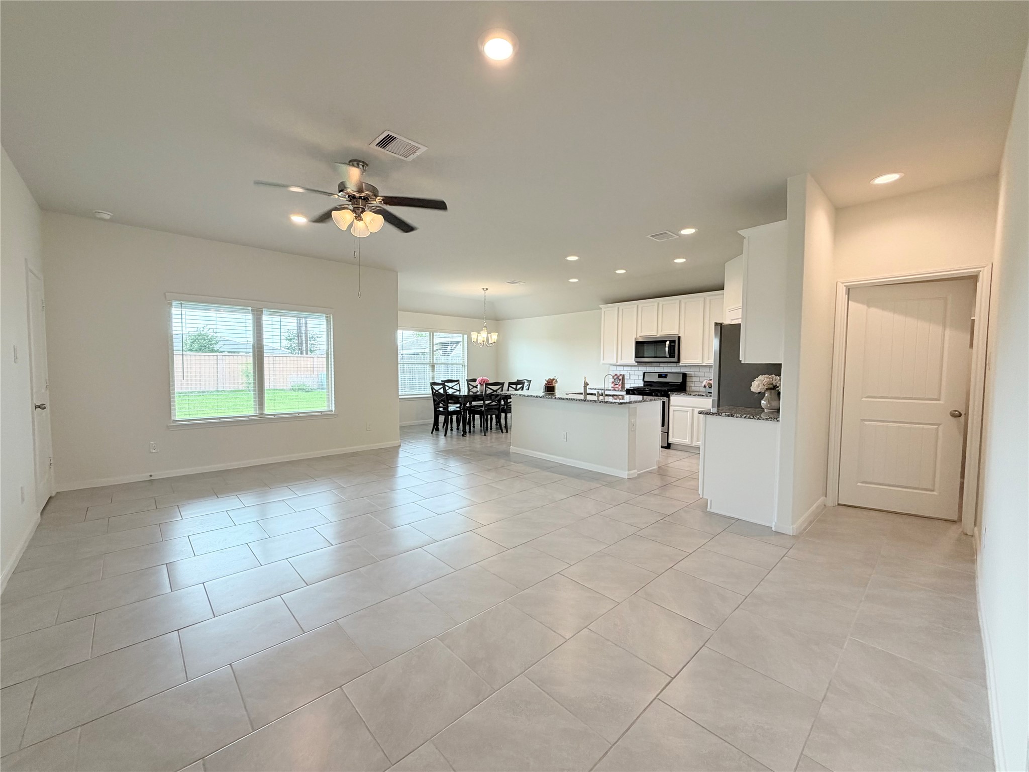 Bright open-caption layout designed for comfortable everyday living and entertaining. Bright open-caption layout designed for comfortable everyday living and entertaining.
