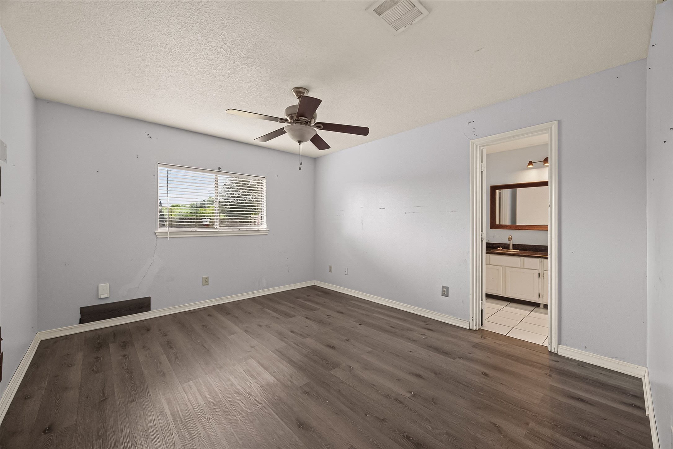 3002 Overland Trail, Dickinson, TX 77539