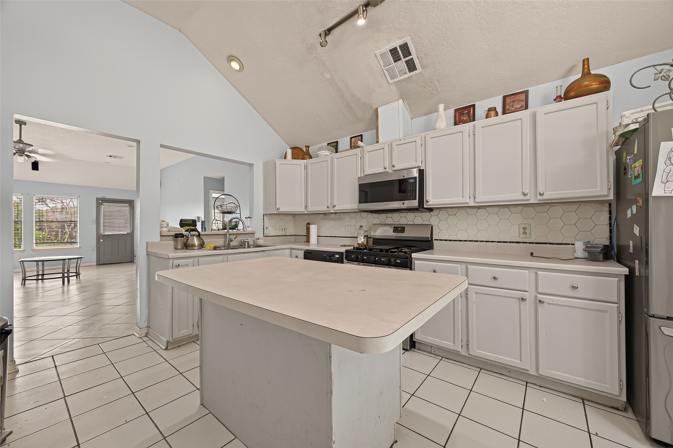 3002 Overland Trail, Dickinson, TX 77539
