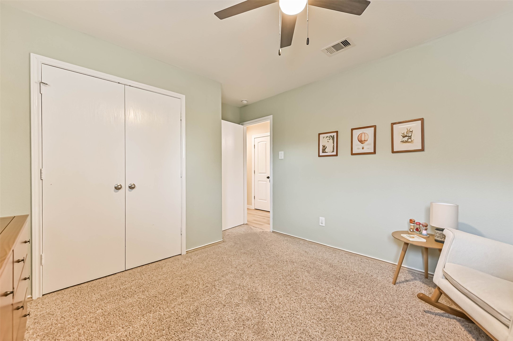 A view of the secondary bedroom.