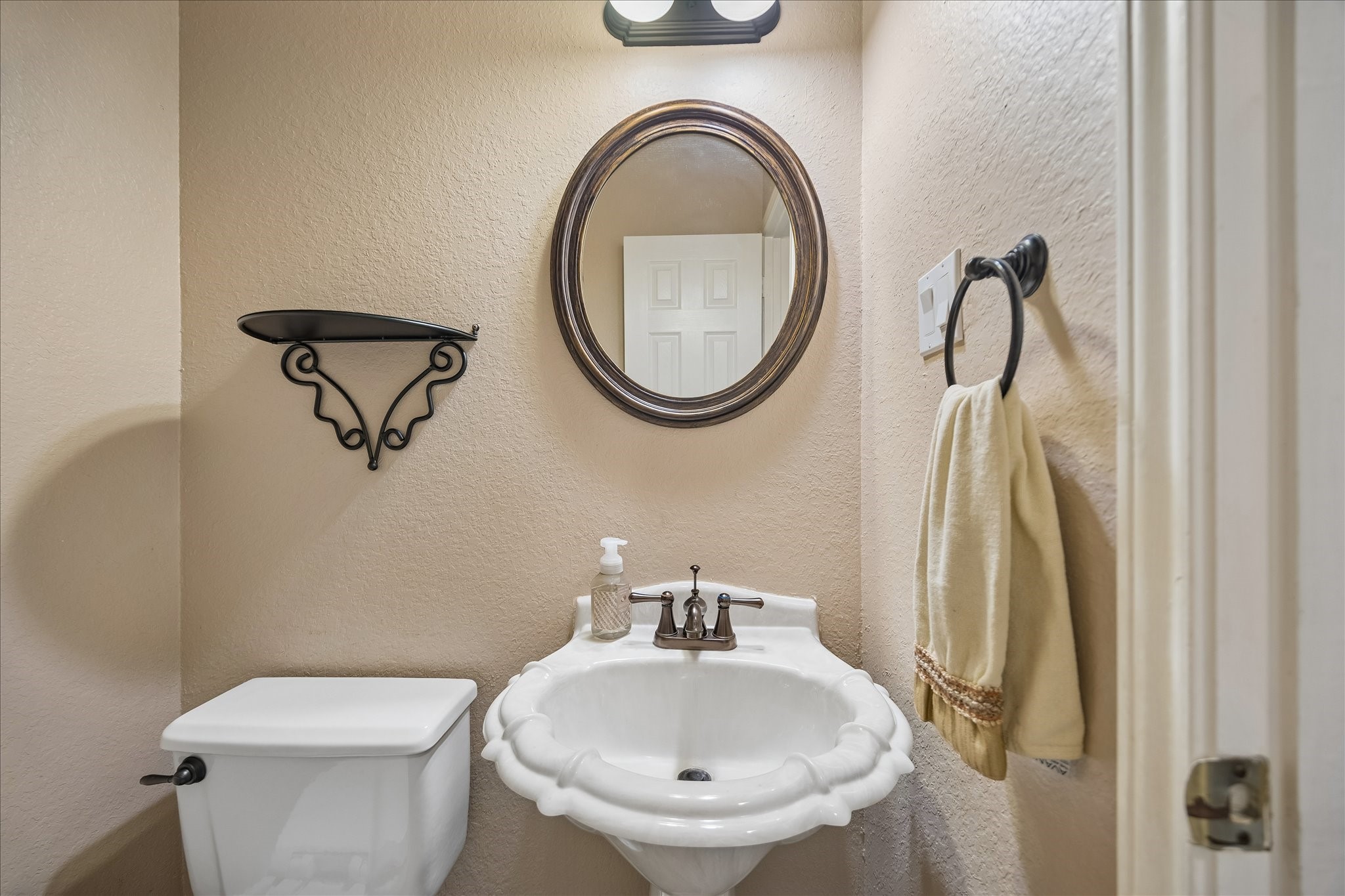 And this is the half bath on the first floor, conveniently located near the family room ... and away from the kitchen and dining room.
