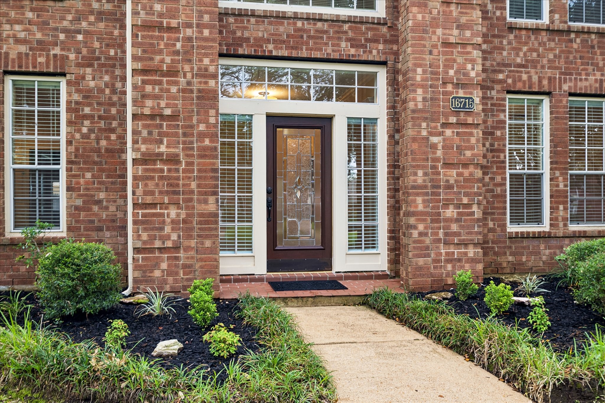 And a close up of the beautiful beveled glass front door with windows surrounding. This home is definately light and bright! And has new window blinds. And a close up of the beautiful beveled glass front door with windows surrounding. This home is definately light and bright! And has new window blinds.
