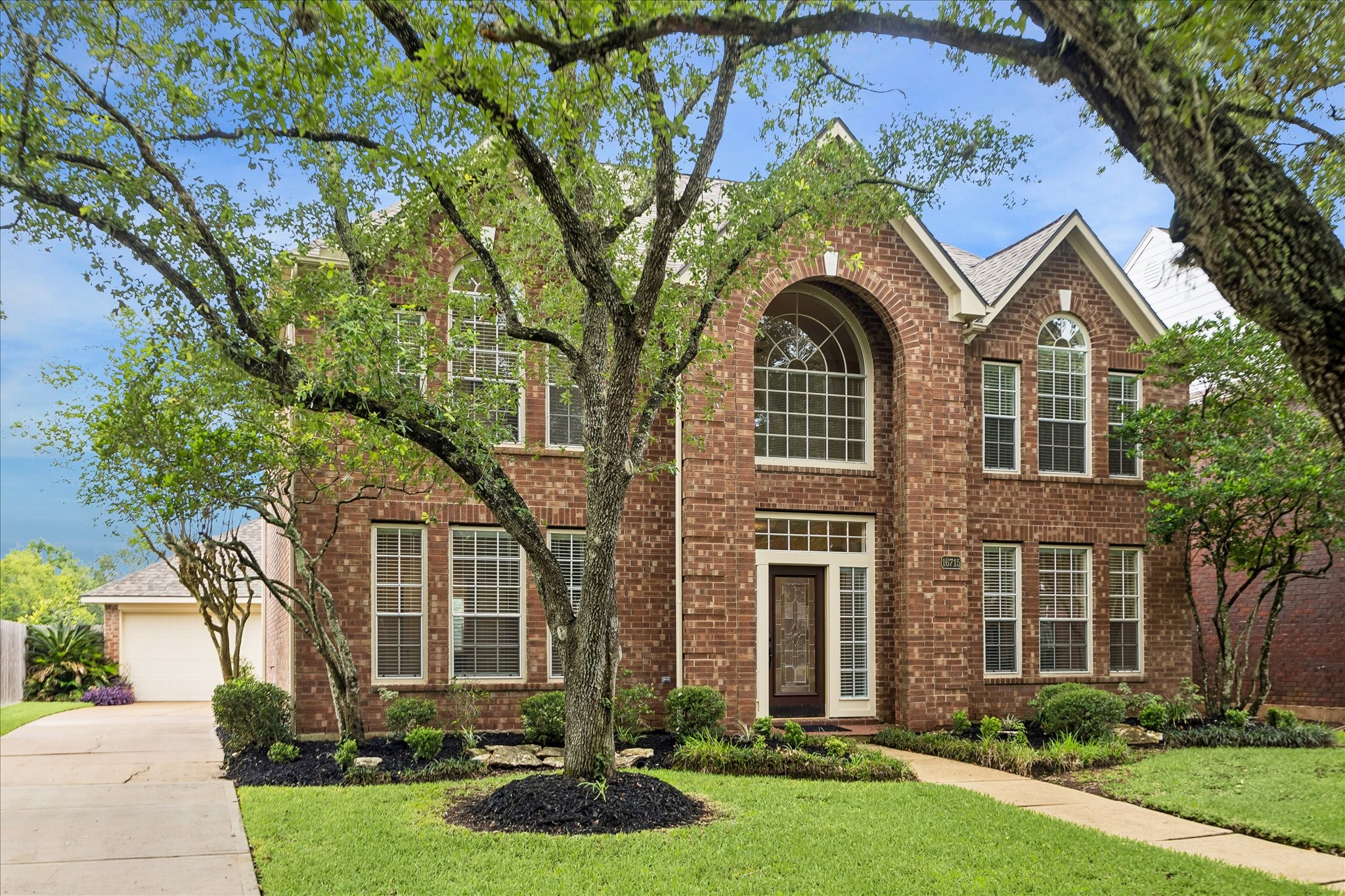 The single driveway leads to a double driveway area, and detached 2 car garage. The single driveway leads to a double driveway area, and detached 2 car garage.