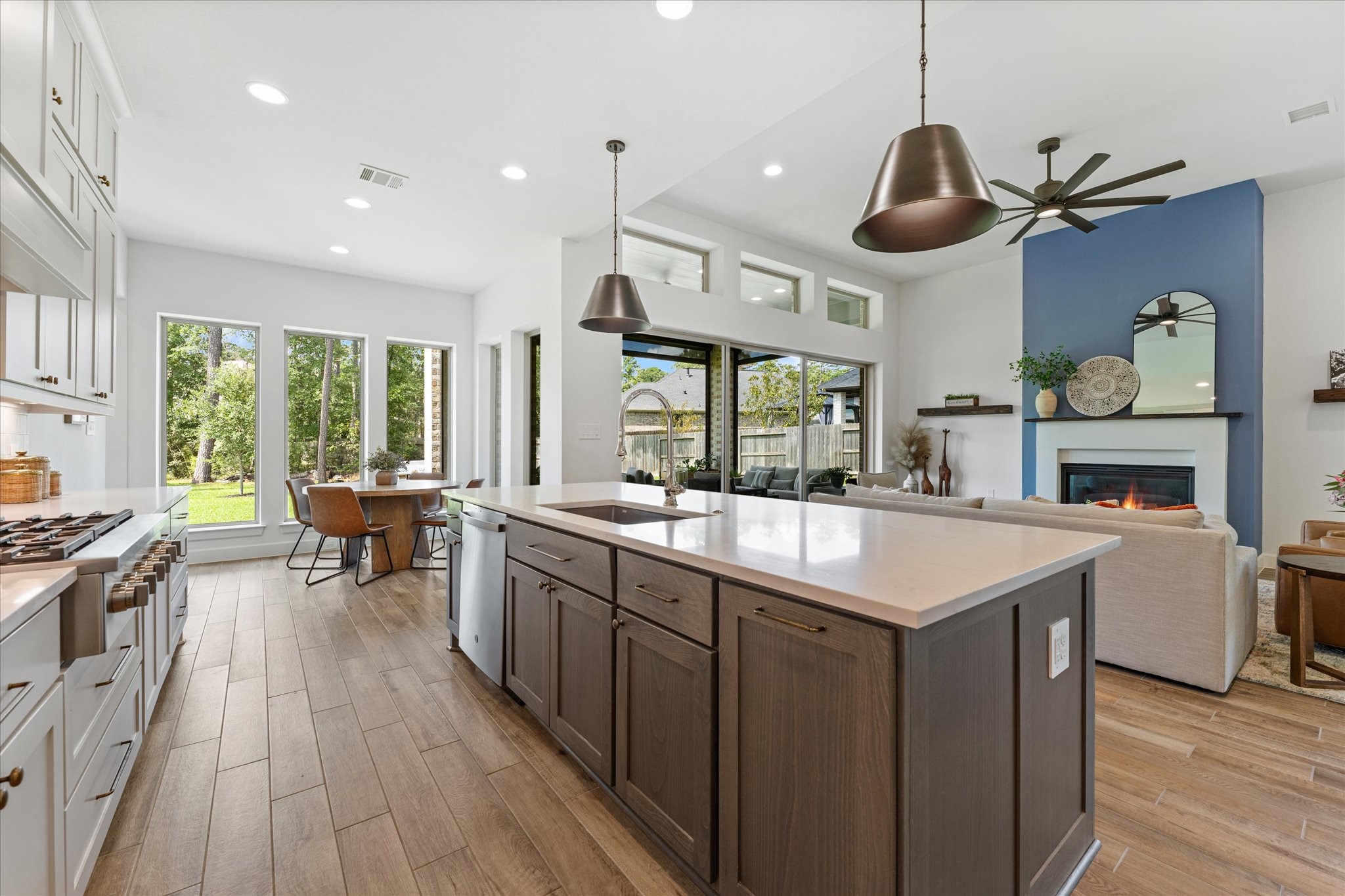 Entertainers kitchen with upgraded 6 burner gas cooktop