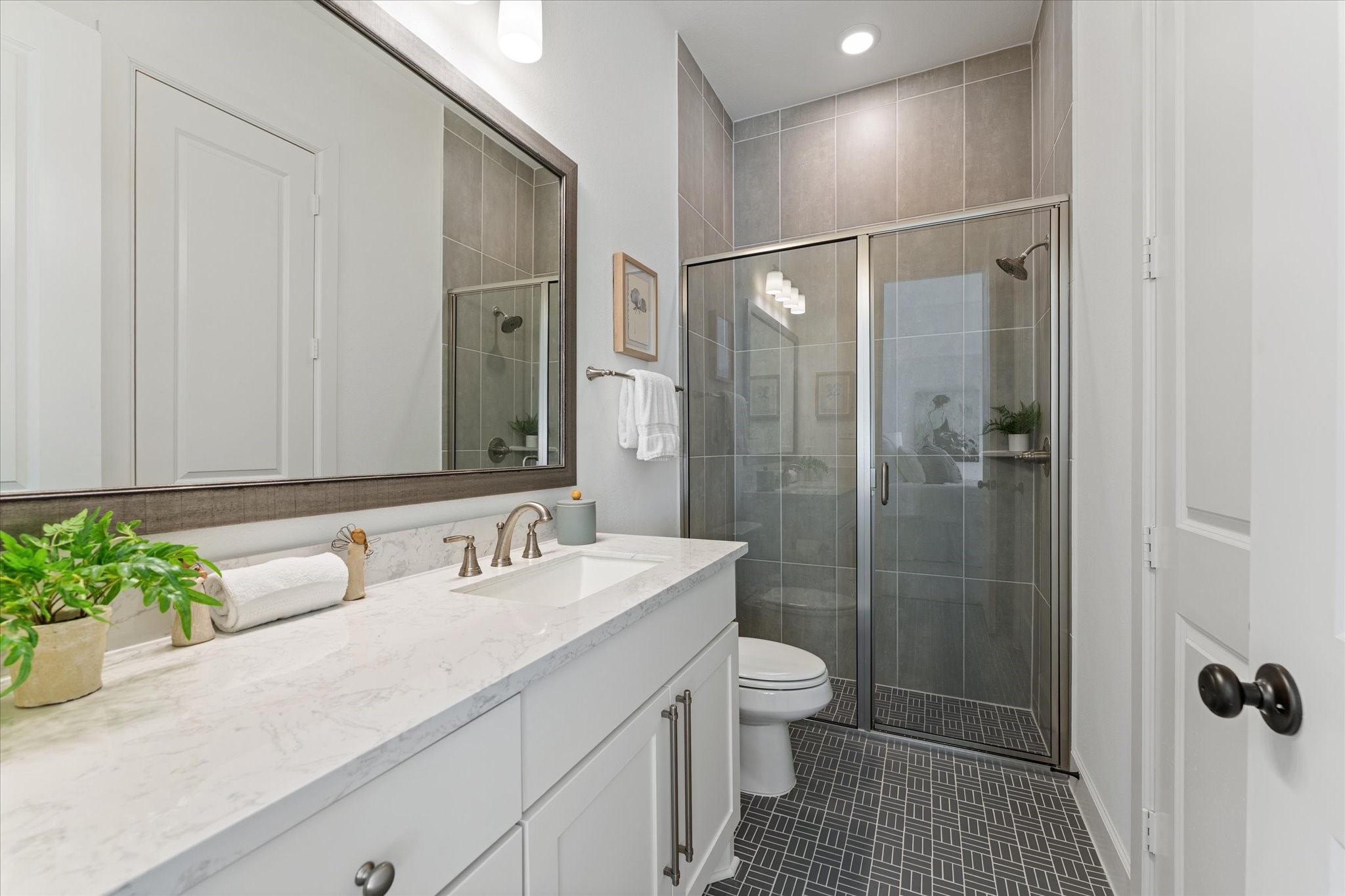Private guest bath